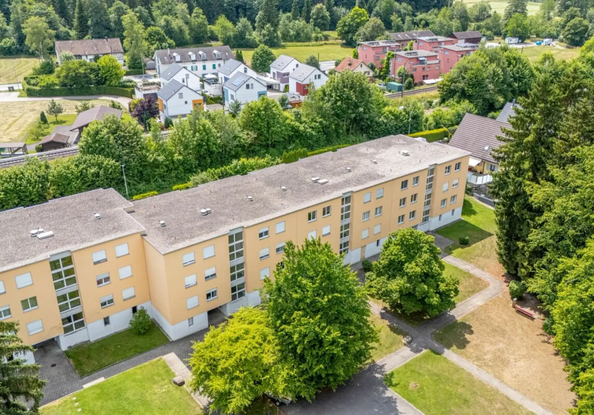 Komfortable 3.5 Zimmer Wohnung mit Balkon und zwei Tiefgaragenplätze
