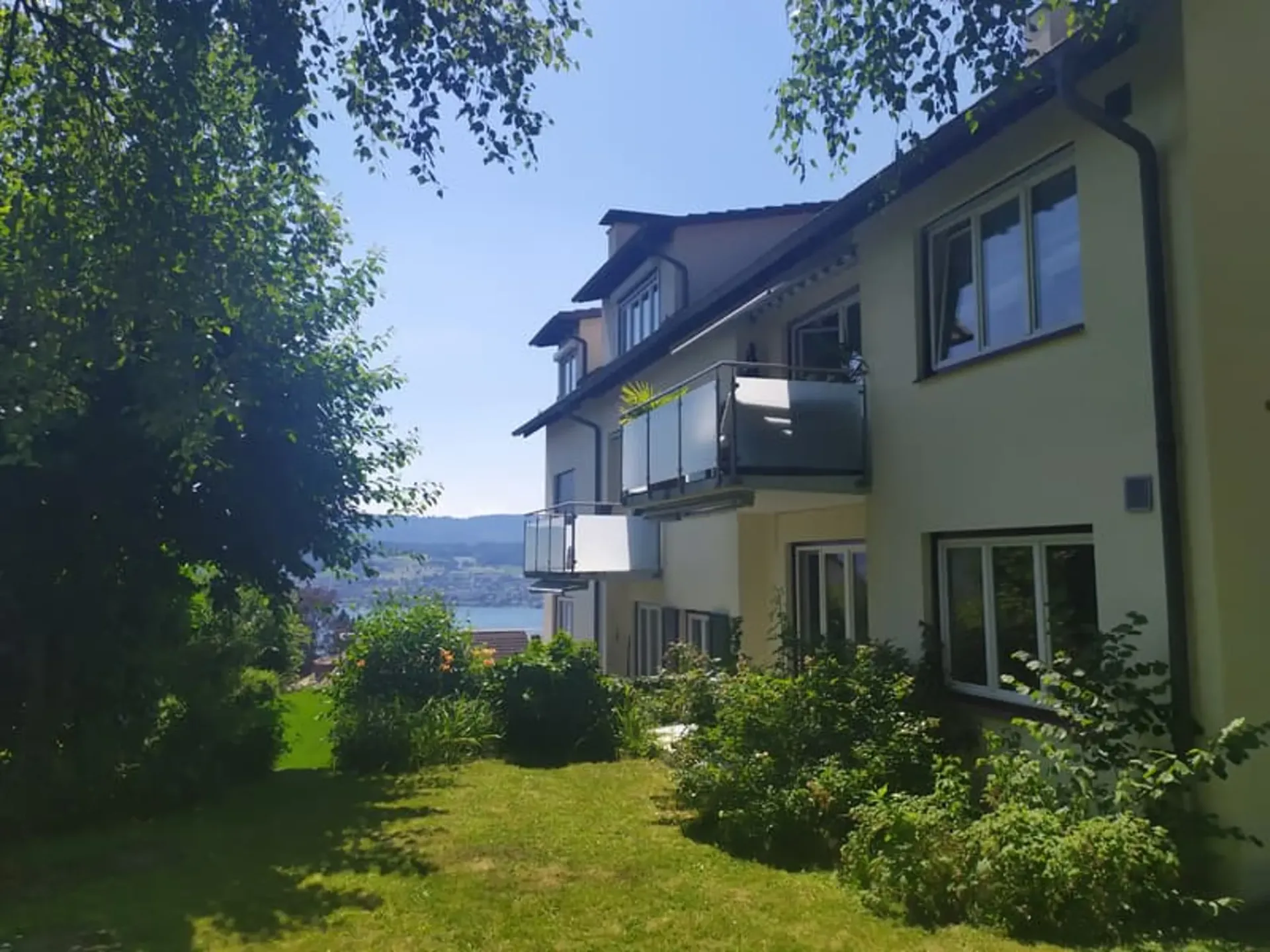 Befristet bis 30.09.2027 – Grosszügige 2.5-Zimmerwohnung mit Gartensitzplatz in Herrliberg