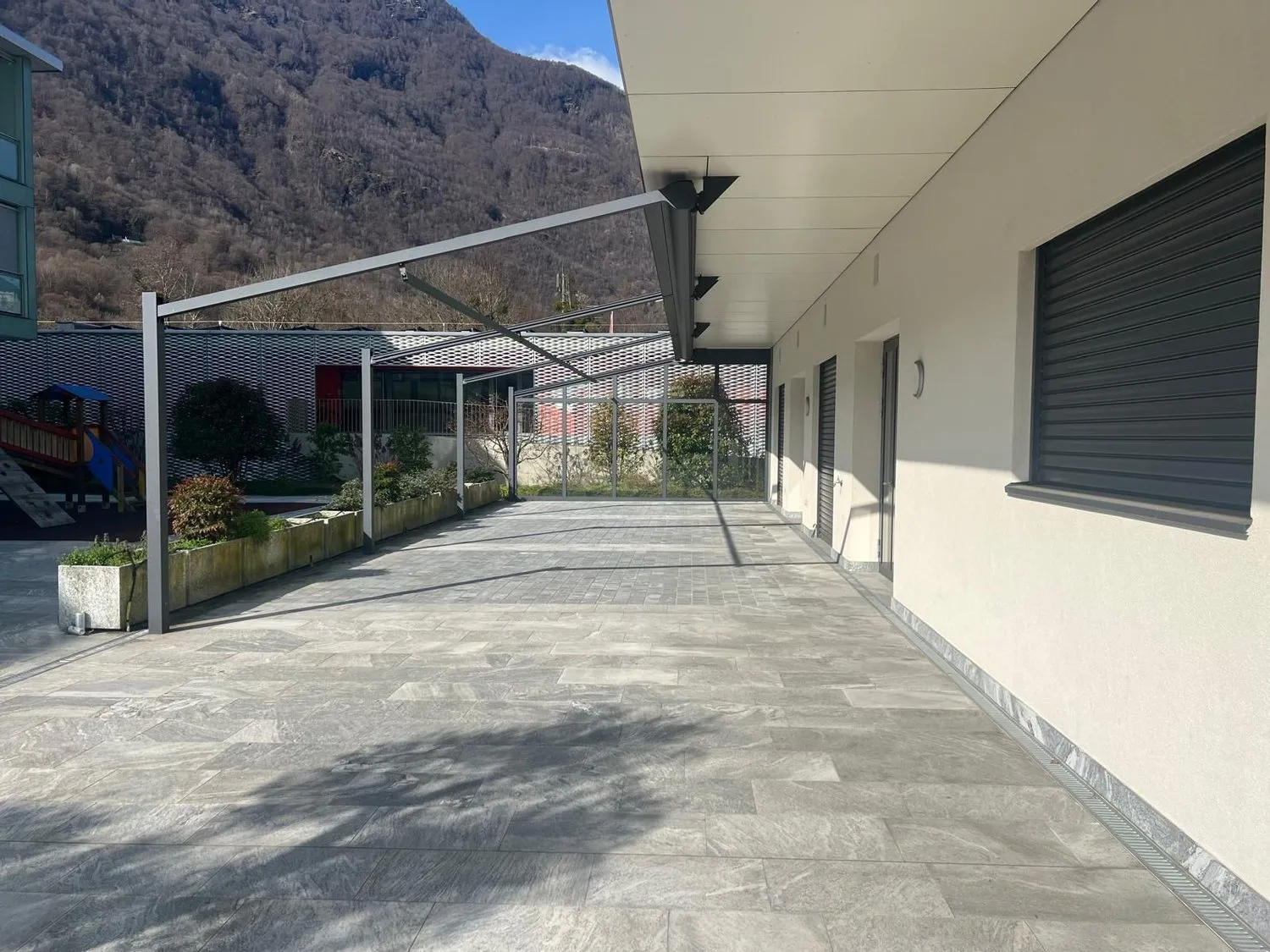 Opportunité Exclusive au Cœur de Maggia: Vaste Terrasse, Cuisine de Pointe & Monolocale Inclus!