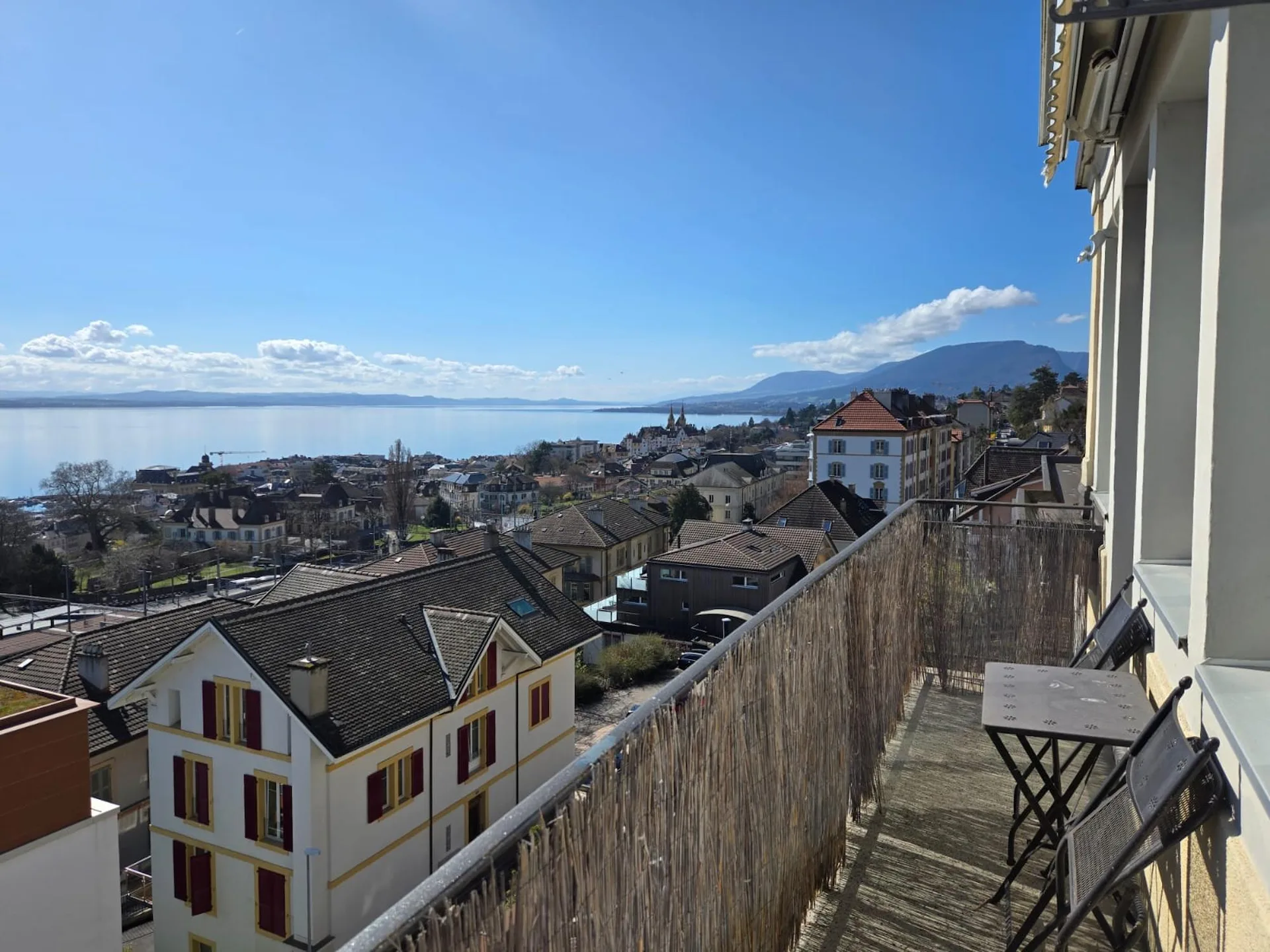 Großes Apartment mit Blick auf den See und die Alpen - Erster Nettomietzins kostenlos