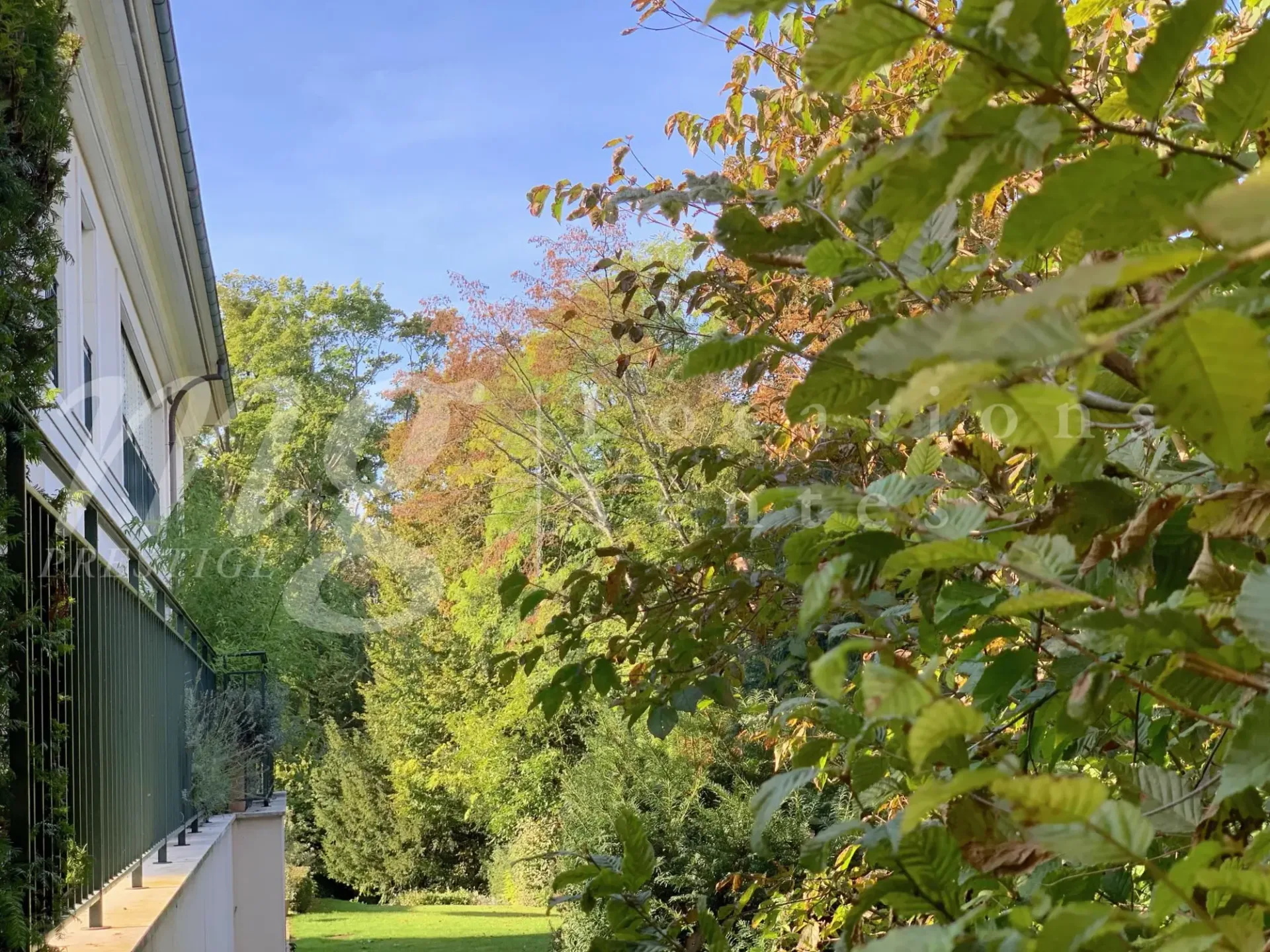 SUPERBES WOHNUNG VON 450 m2 - SEEBLICK - MIT GROßEM PRIVATGARTEN VON 850 m2