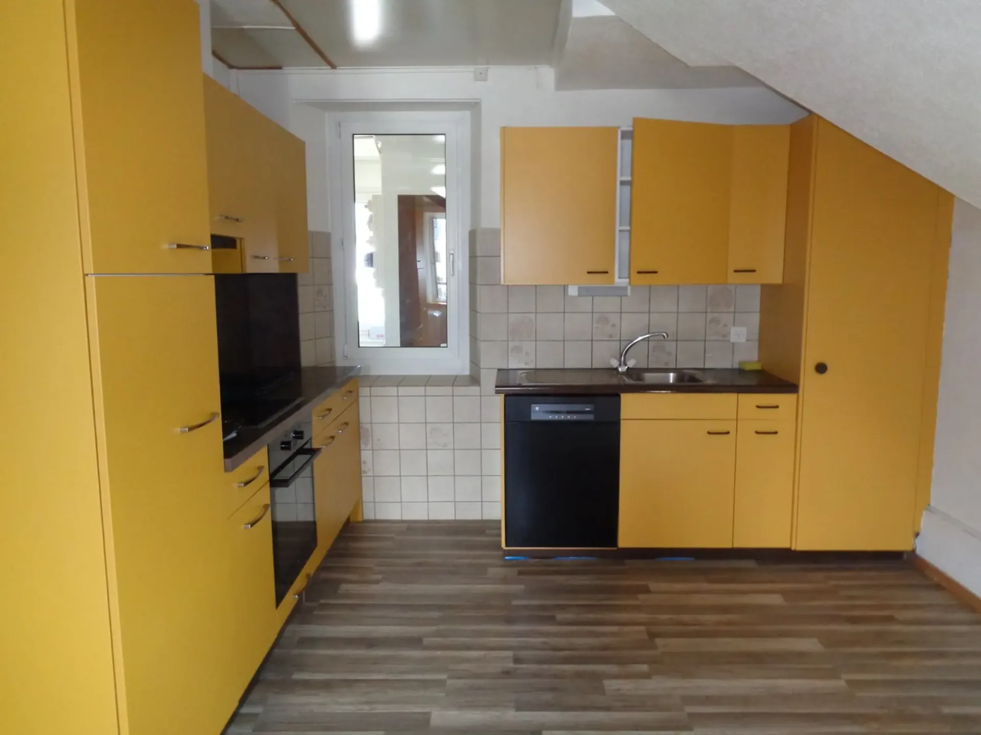 Wohnung in einem Gebäude in der Nähe der Innenstadt
