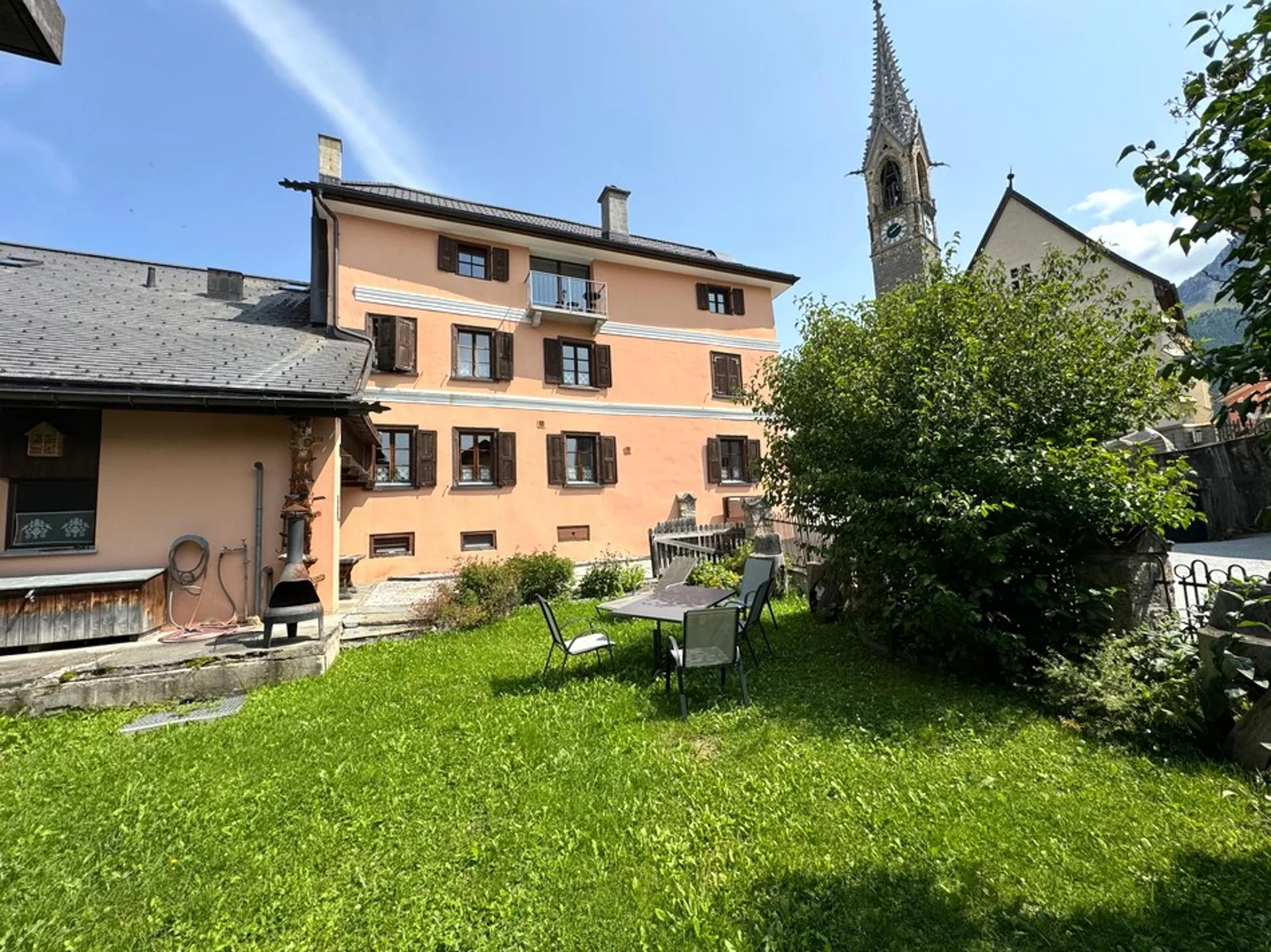 Maison d'Engadine de rêve au cœur de Sent avec 3 appartements de vacances