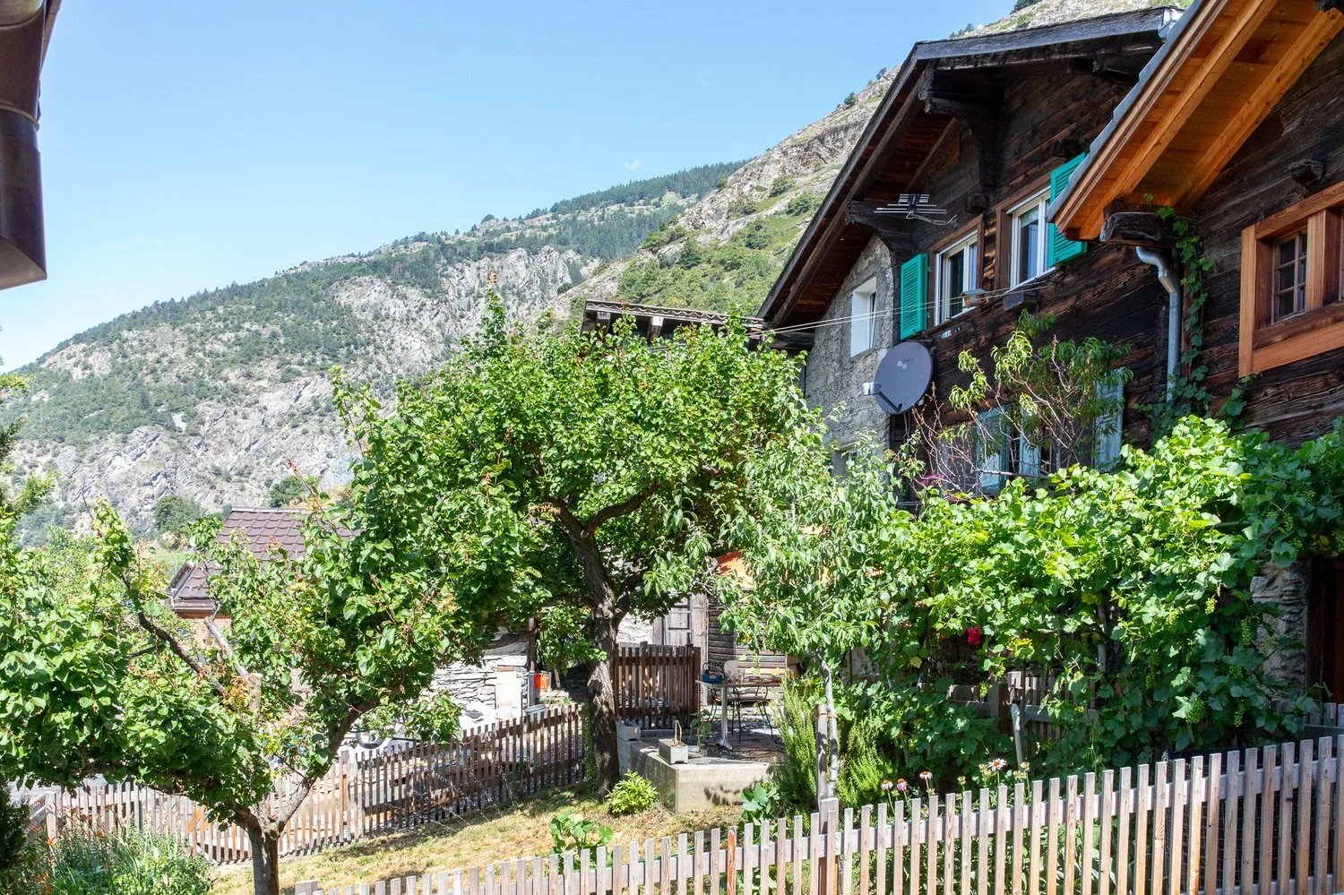 Appartamento 3.5 locali a Hohtenn – Fascino storico con giardino privato