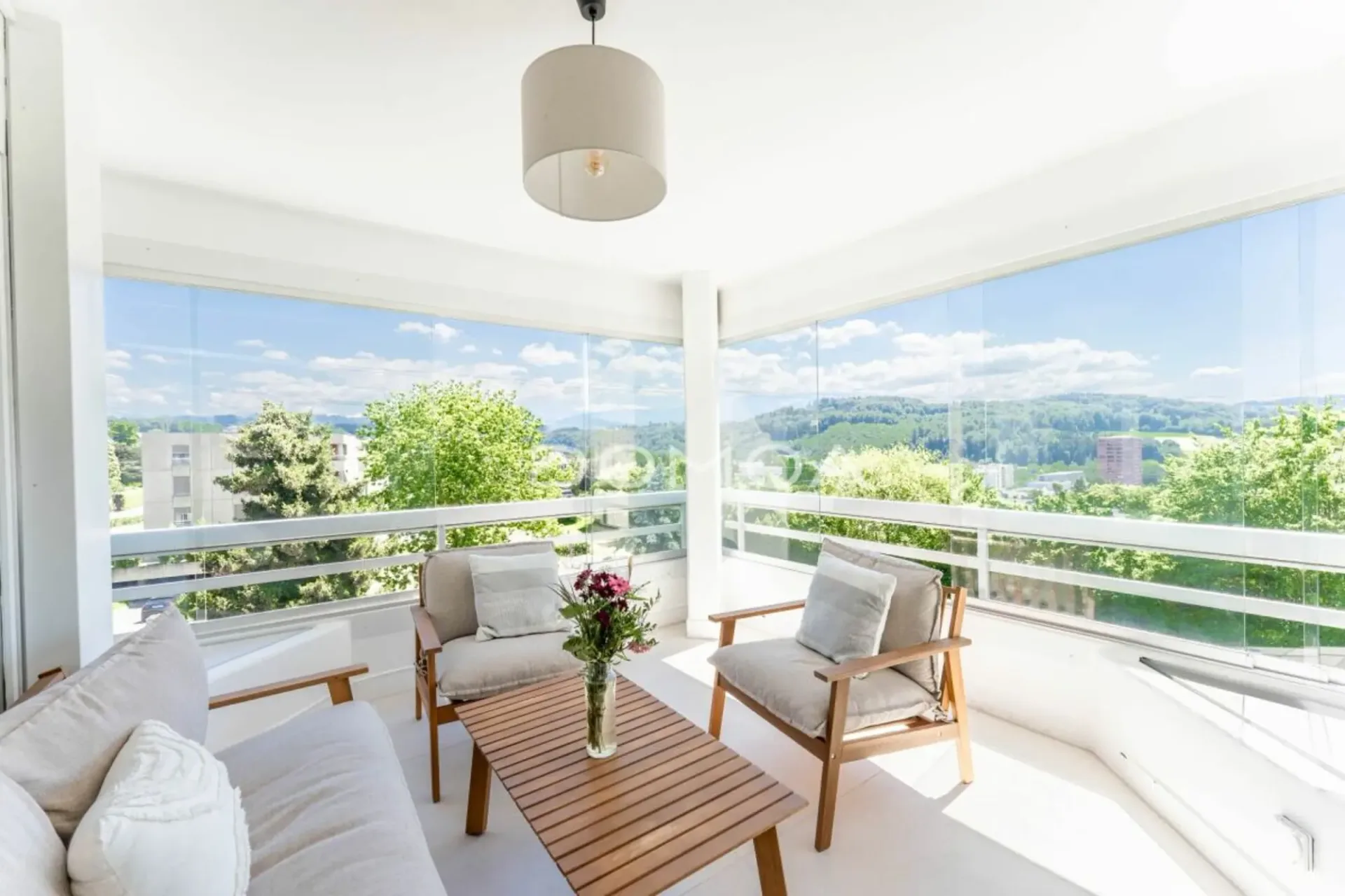 Dachgeschoss 4,5 Zimmer renoviert mit großer Terrasse - Helligkeit, Charme und Komfort!