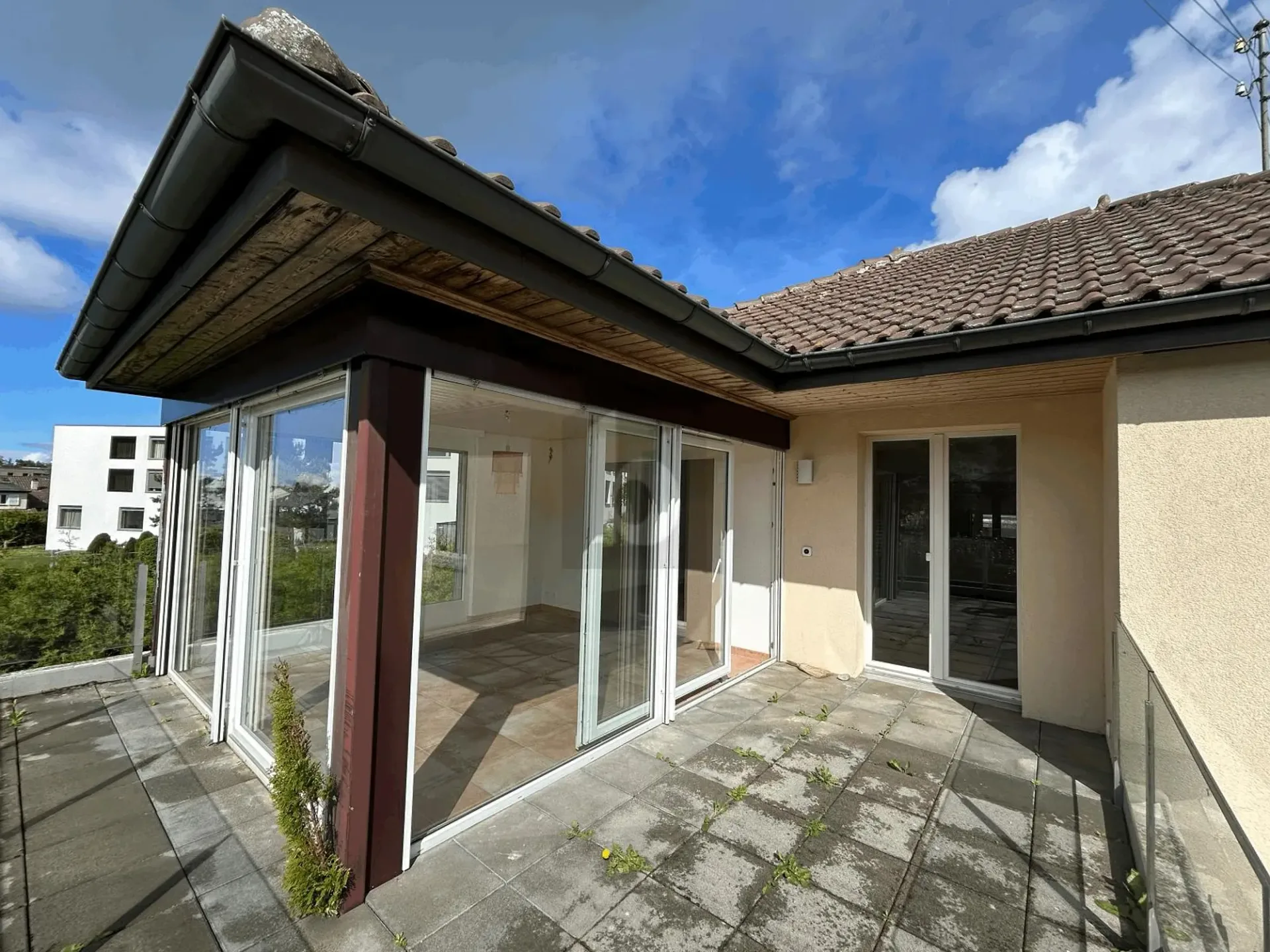 BRIGHT AND COMFORTABLE WITH VERANDA
