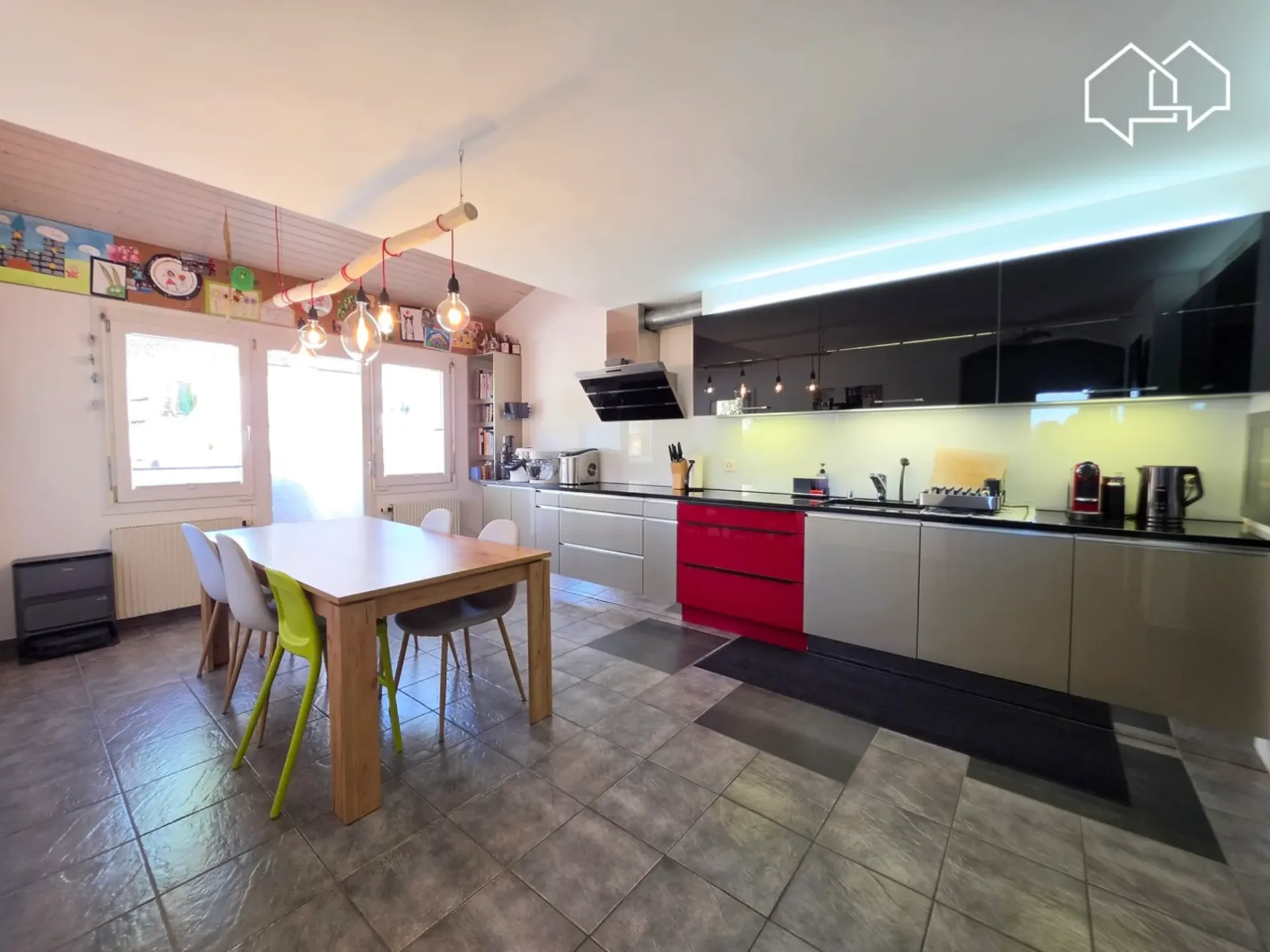 Angrenzende Villa mit 5.5 Zimmern am Ende