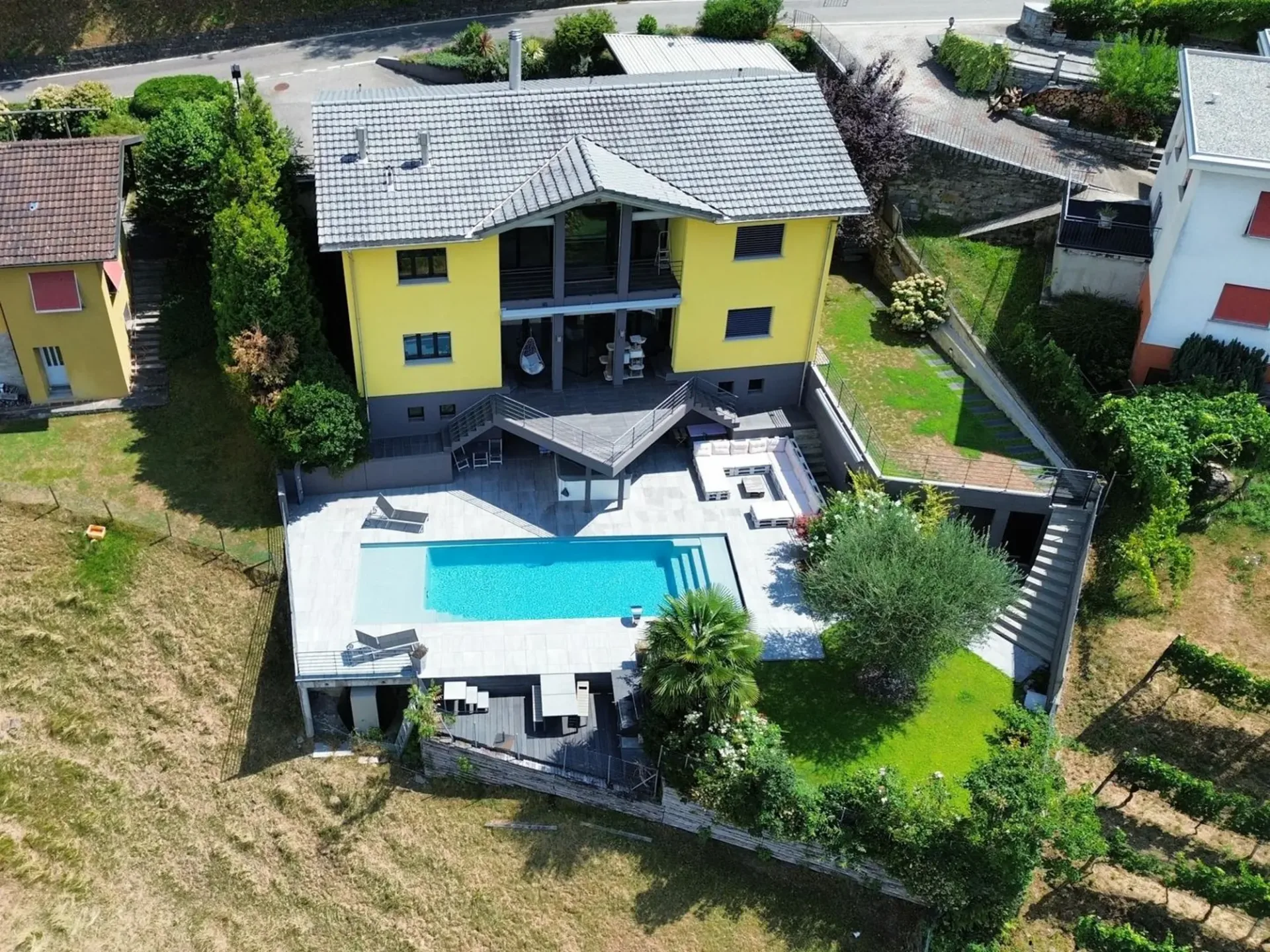 Bellinzona - Camorino - Doppelhaushälfte mit zwei unabhängigen Wohnungen, atemberaubender Panoramablick und Swimmingpool