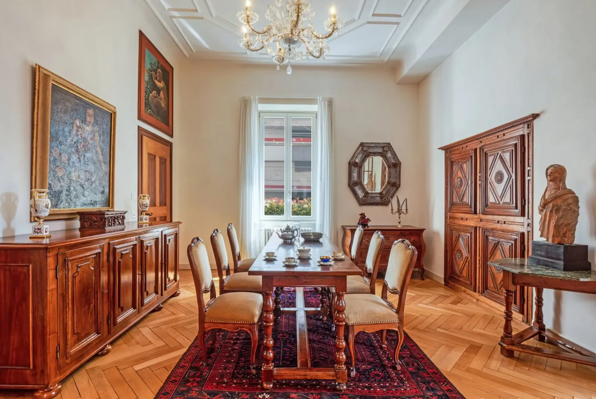 Charmante Dachwohnung mit Terrasse in einer historischen Villa