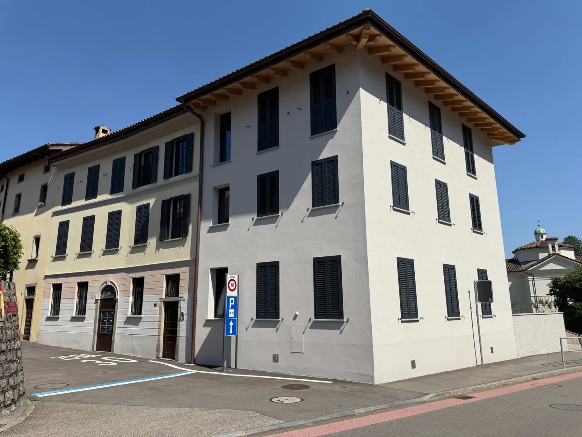 Neues Mietshaus mit 6 Wohnungen in Pura