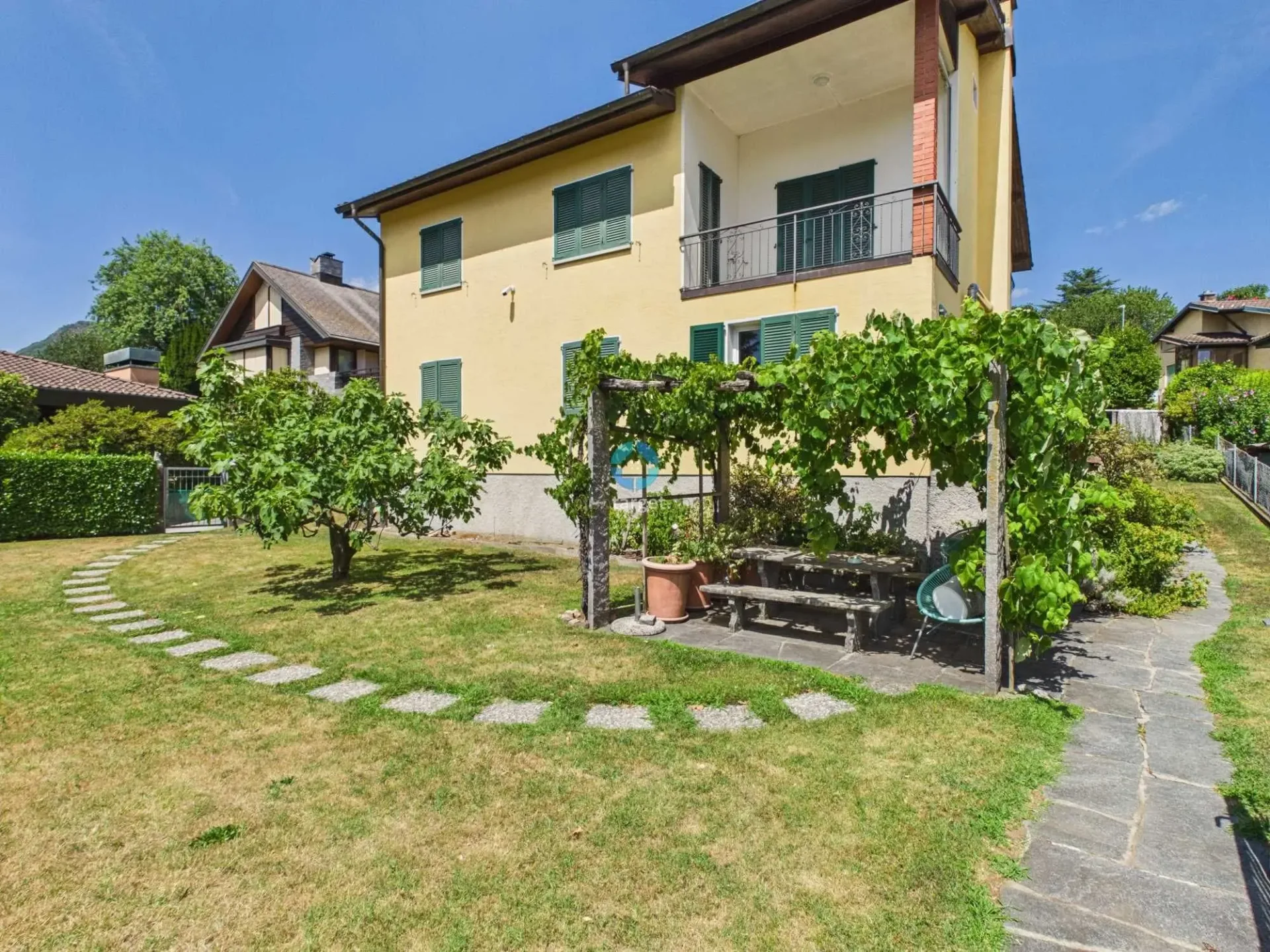 Zweifamilienhaus mit 9 Zimmern und Garten in Ponte Capriasca