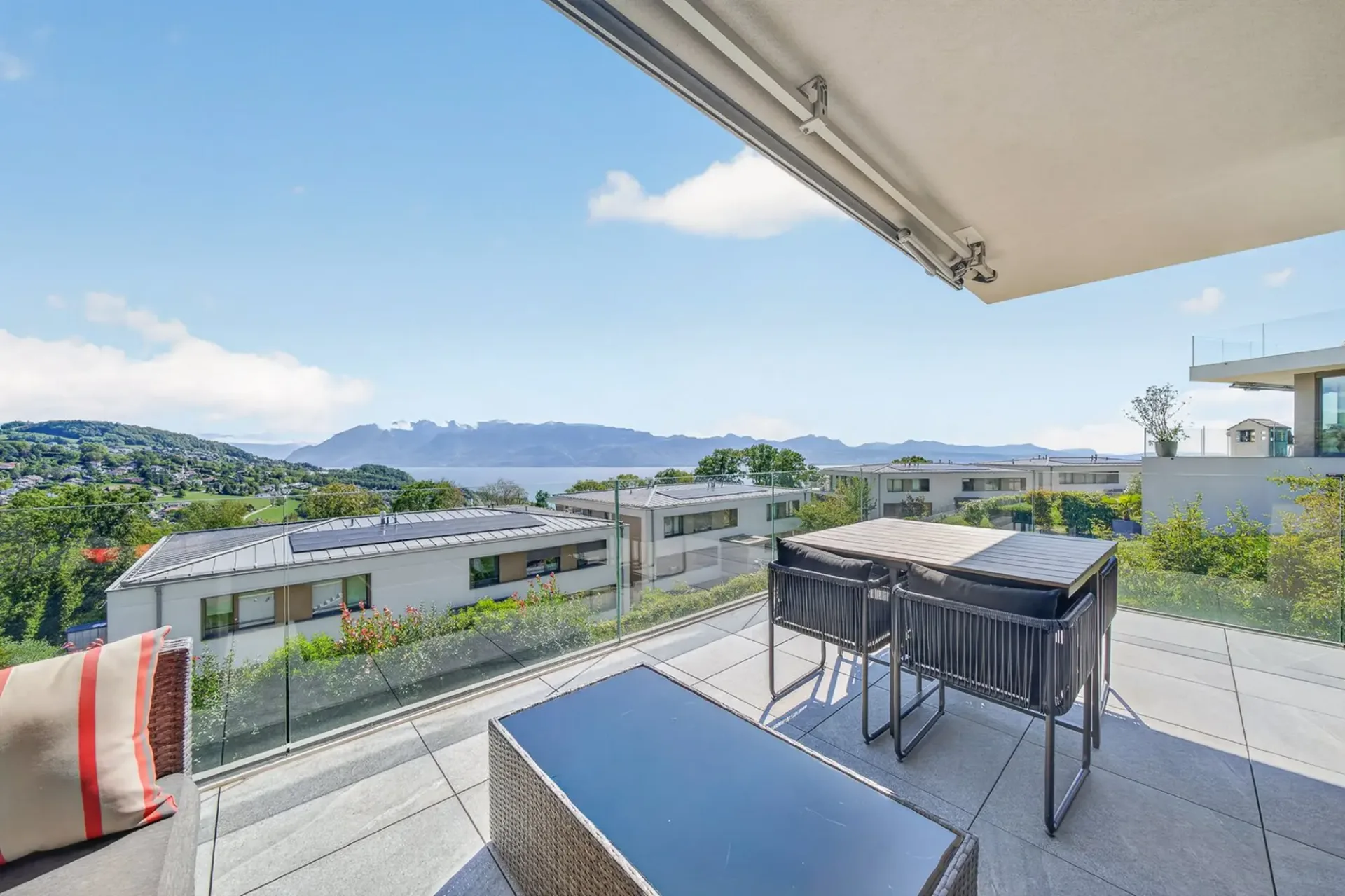 Schönes 3,5-Zimmer-Apartment mit atemberaubendem Blick auf den See und die Berge - ruhige Nachbarschaft