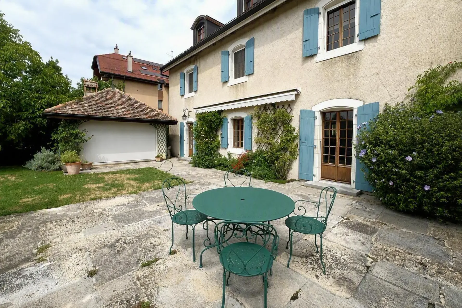 Prachtvolle 6.5-Zimmer-Wohnung in einem Dorfhaus, Zugang zu einem großen, privaten Garten