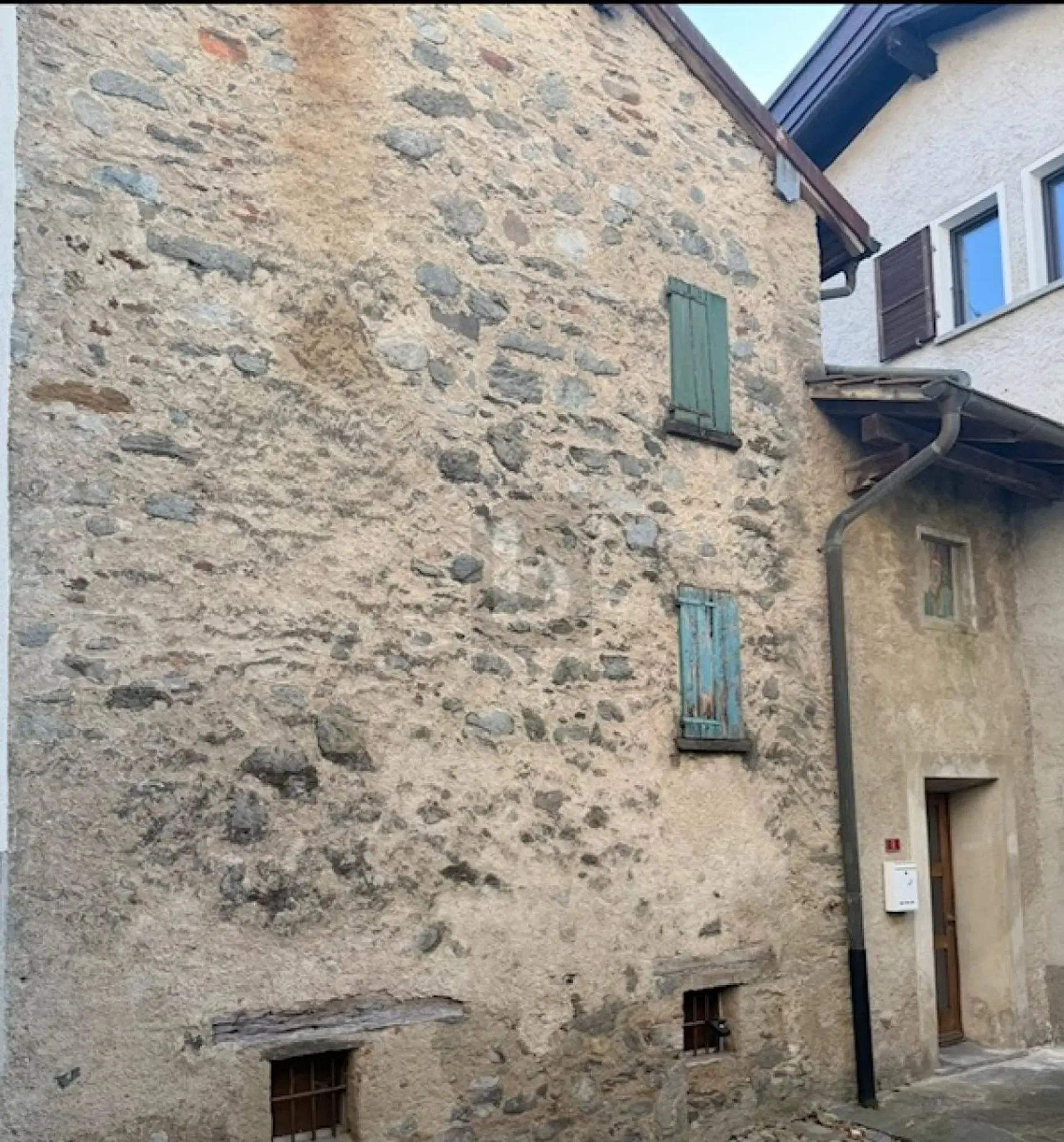 Spacious rustic property with great potential