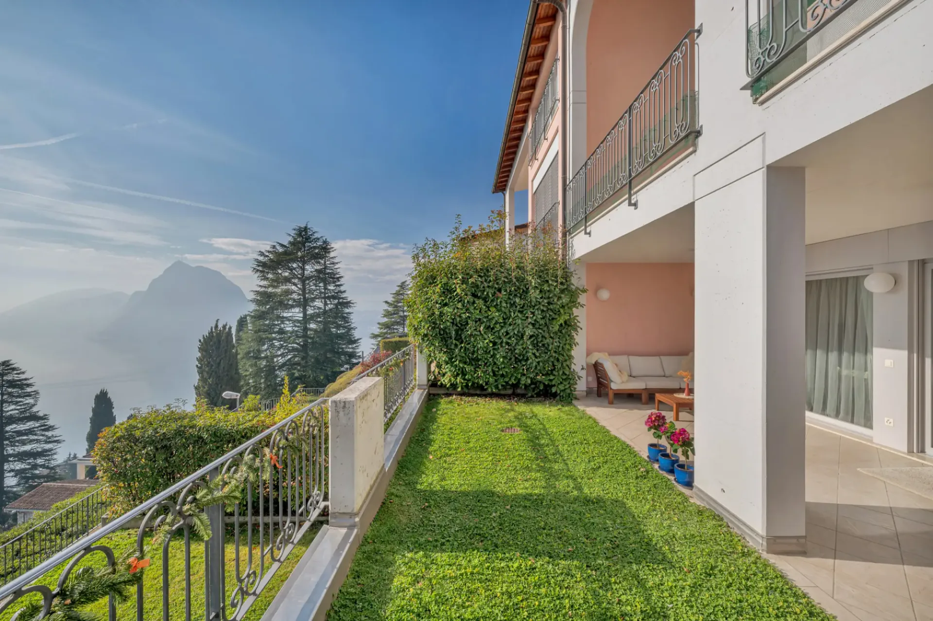 Elegantes Duplex mit atemberaubendem Blick auf den See.