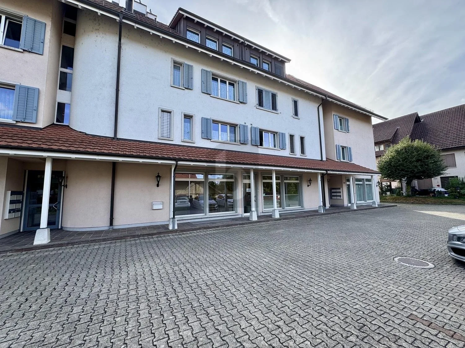 SICHTBAR, ZENTRAL, MIT PARKPLÄTZEN INKLUSIVE
