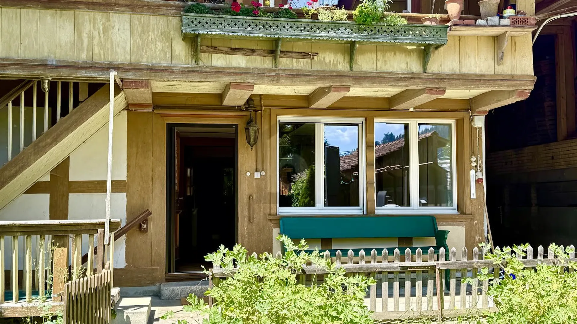 HEIMELIG MIT GROSSEM GARTENSITZPLATZ