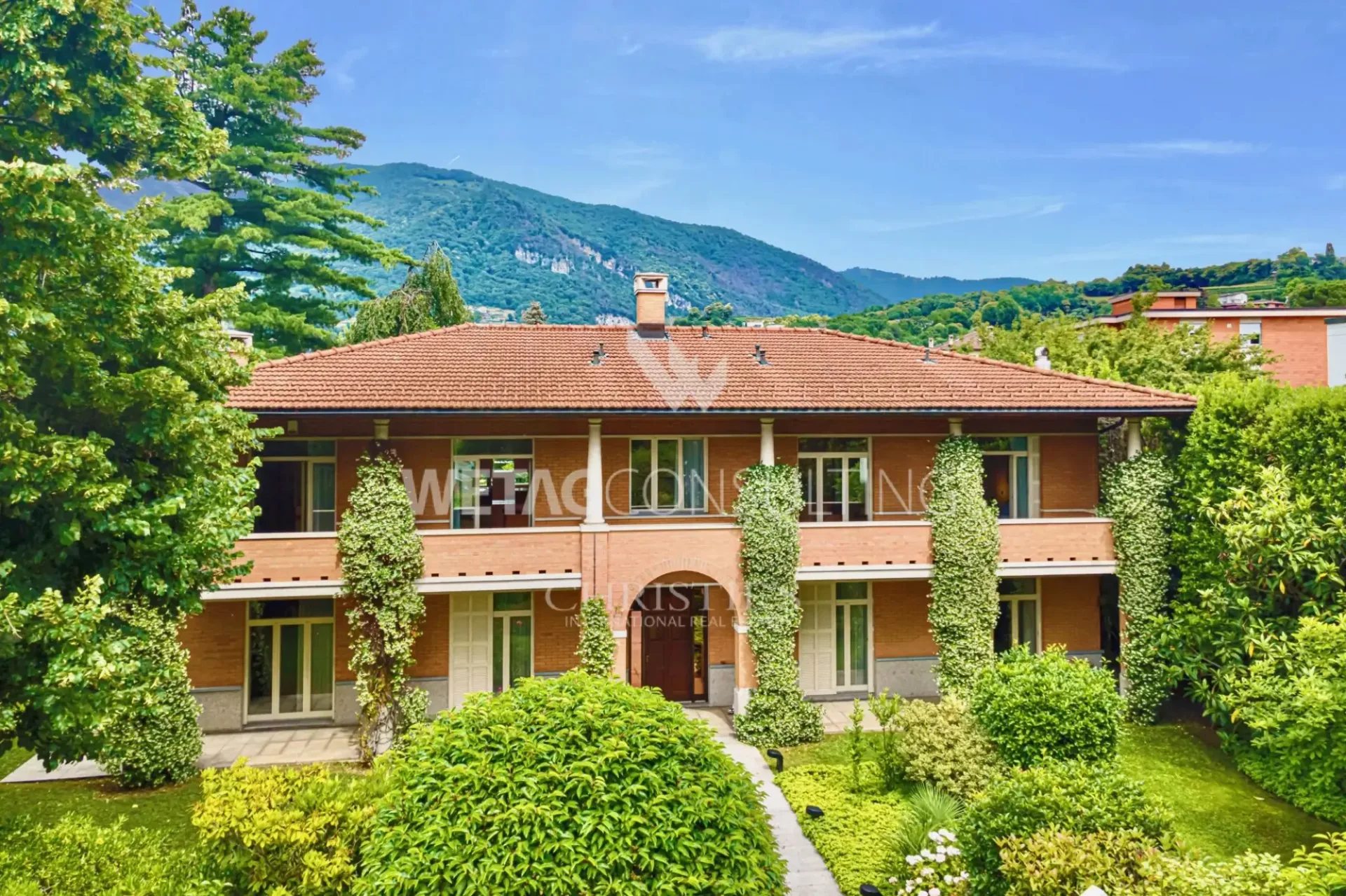 Weitläufige, herrschaftliche Villa umgeben von Grünflächen in Mendrisio zum Verkauf