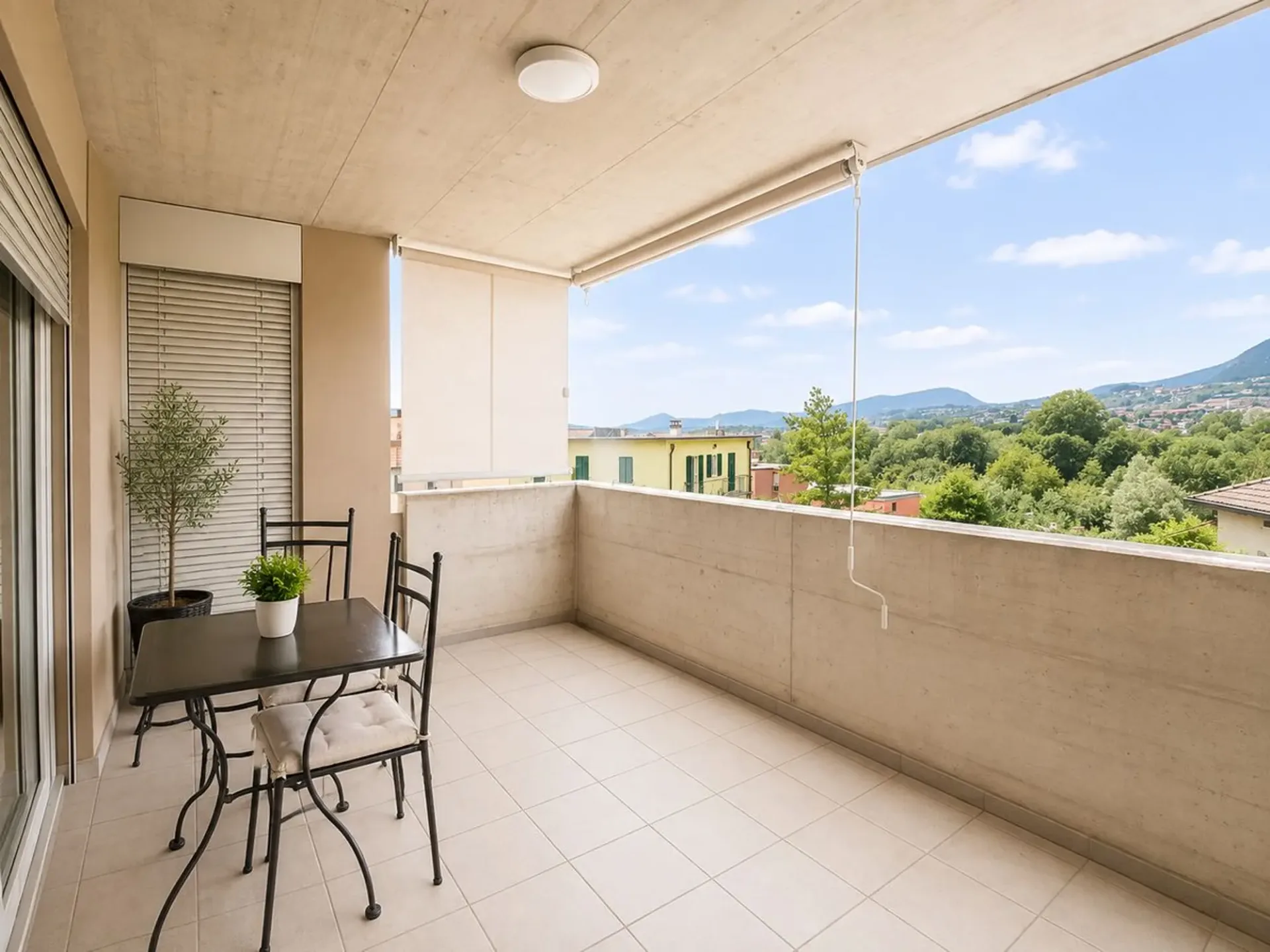 Vacallo_ prächtiges und helles 3.5-Zimmer-Wohnung mit Balkon