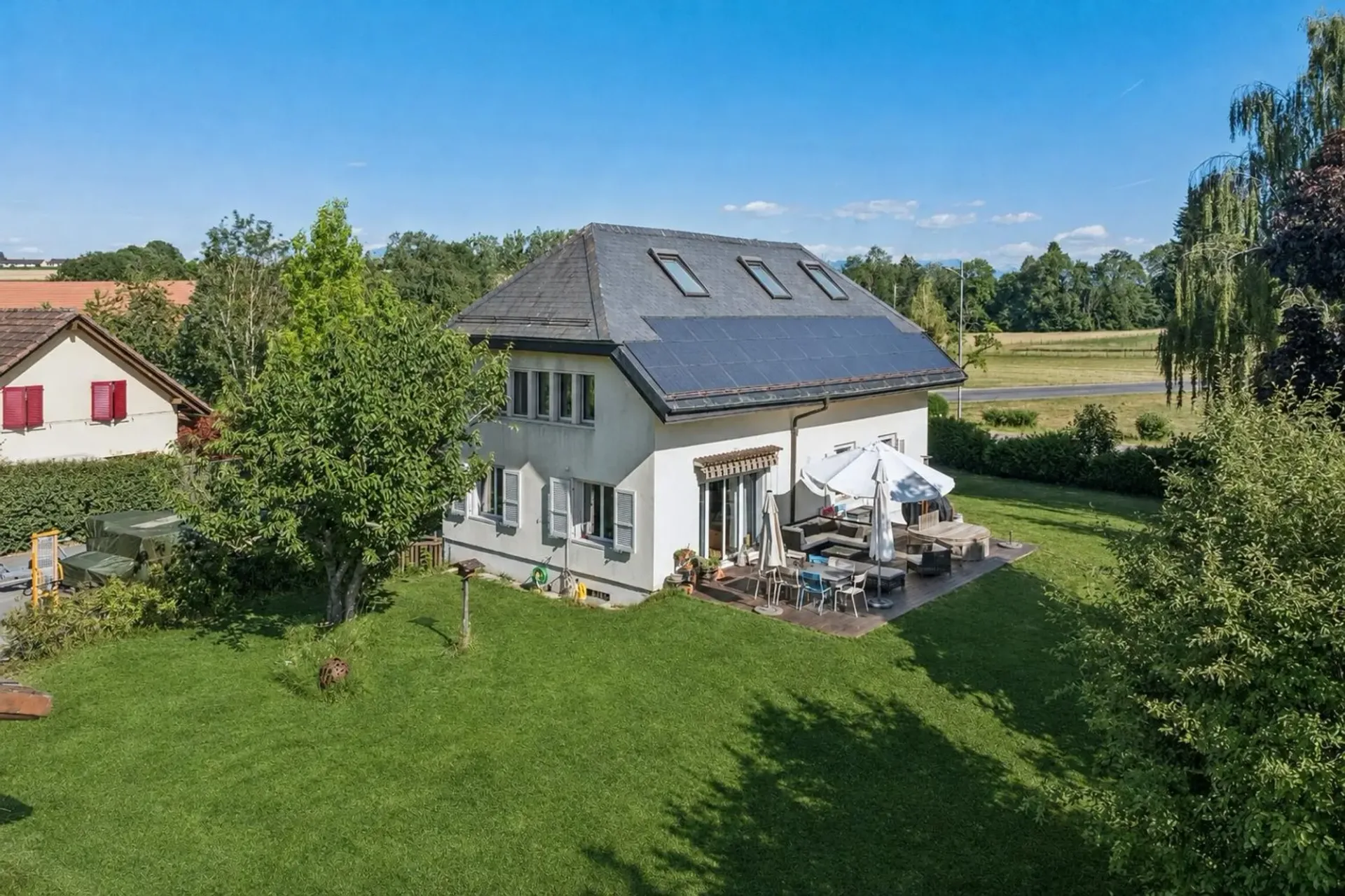 Einfamilienhaus auf einem 2'915 m² großen Grundstück, erhebliche Solarenergiegewinne
