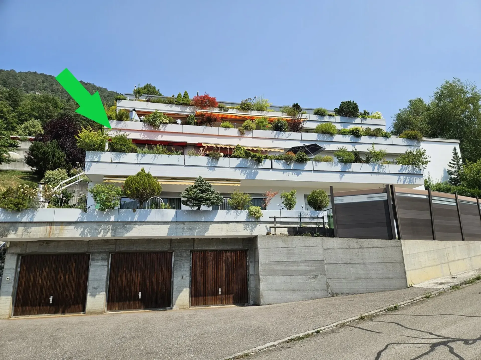 Geräumige 5.5-Zimmer-Dachterrasse-Wohnung in Moutier mit freier Sicht, 2 Garagen
