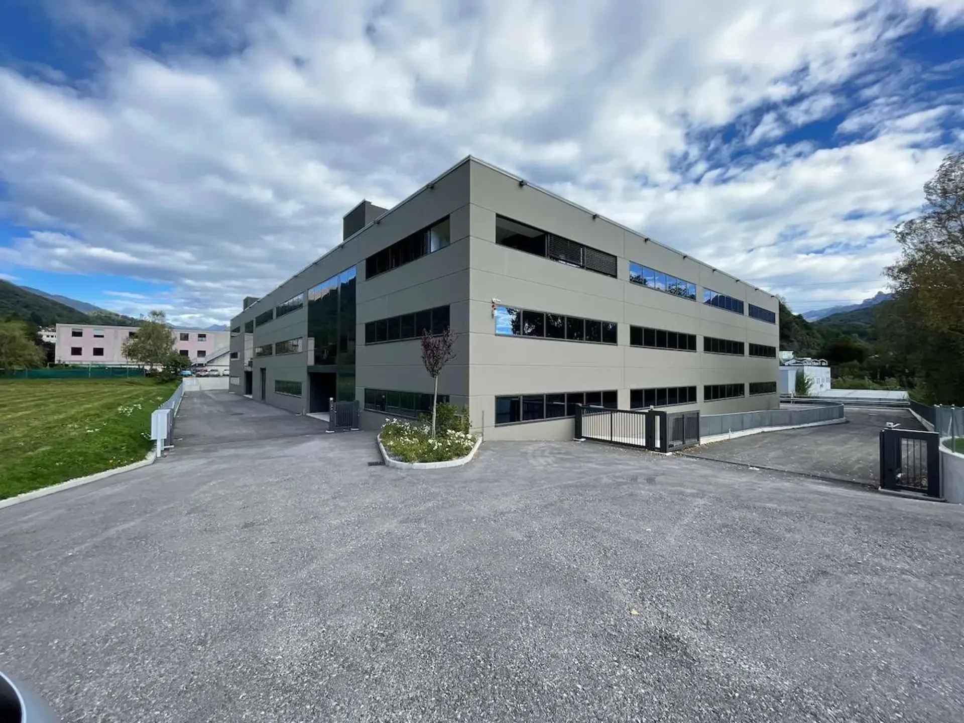 Moderne Räume in neuem Gewerbegebäude