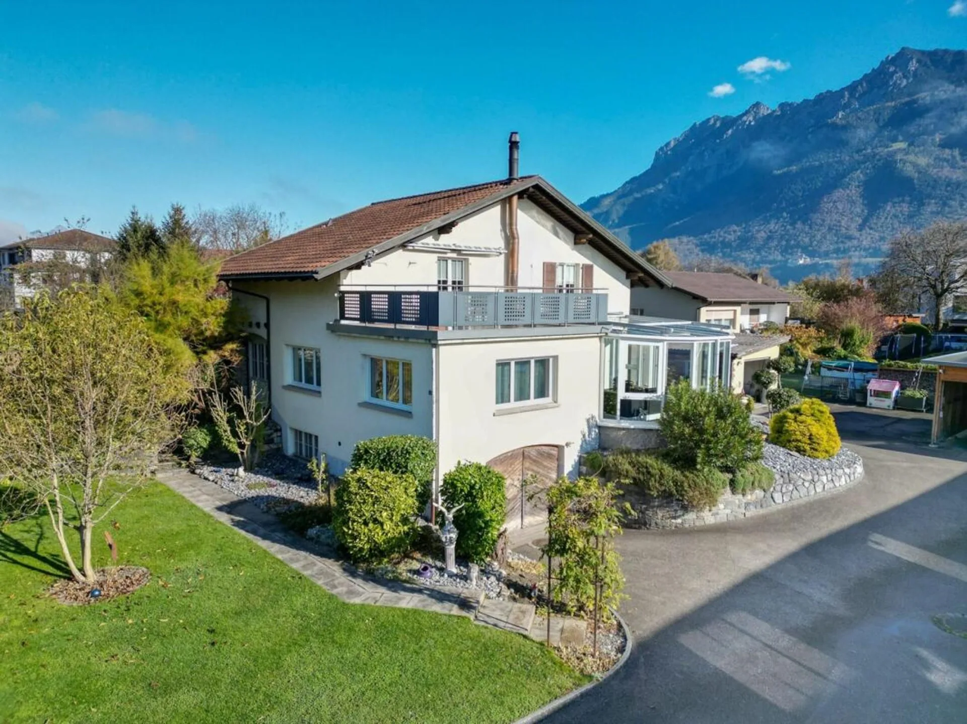 Dreamy single-family house with winter garden, fish/swimming pond and large surrounding area