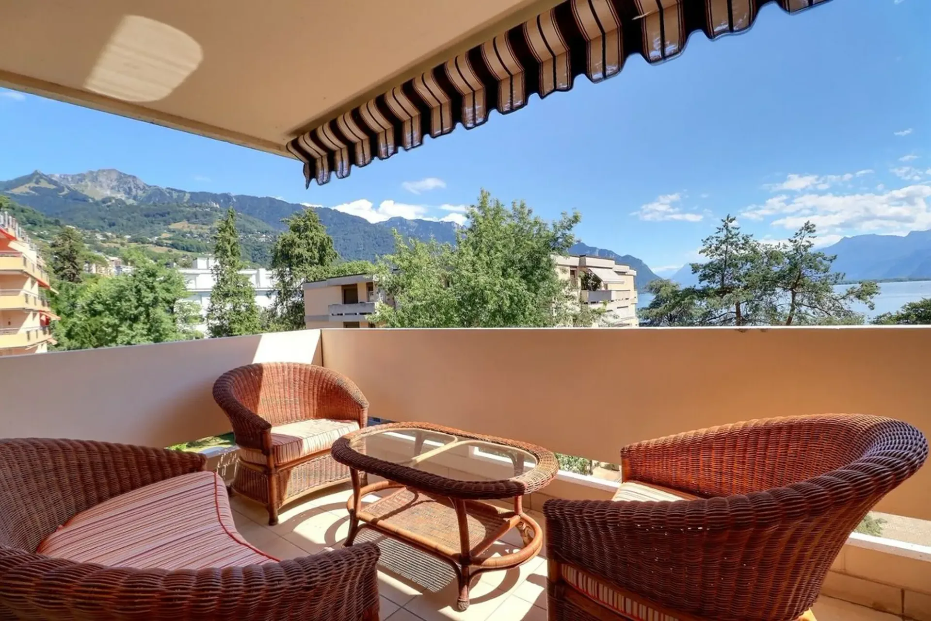 APPARTEMENT VON 1,5 ZIMMERN IDEAL GELEGEN MIT SCHÖNER AUSBLICK ÜBER DEN SEE UND DIE BERGE, 150 M VON DEN KAIS VON MONTREUX