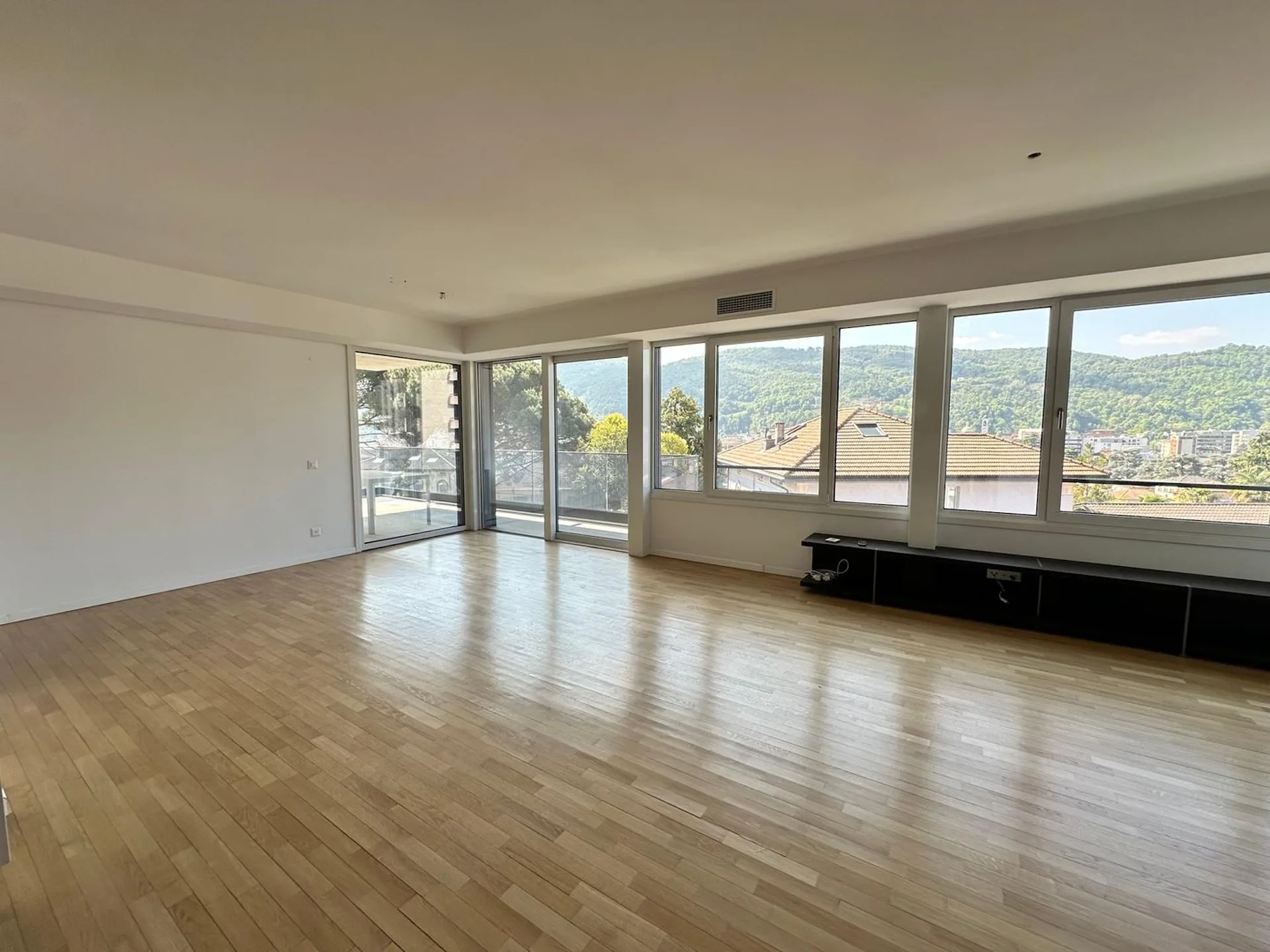 Grosszügige Wohnung mit Terrasse und freier Aussicht in ruhiger Lage von Vacallo