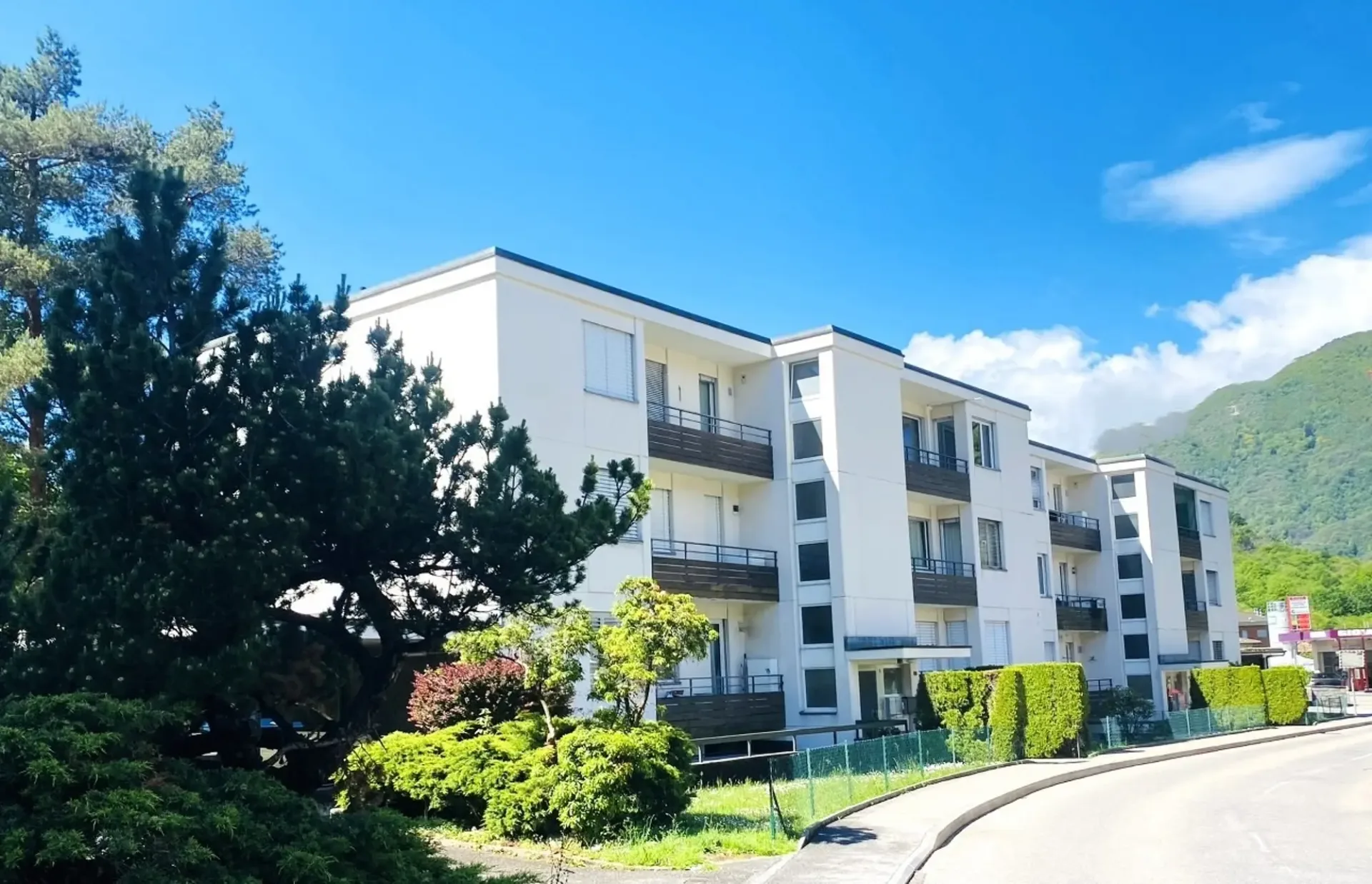 APPARTAMENTO 4.5 LOCALI RISTRUTTURATO - IN PALAZZINA CON PISCINA CONDOMINIALE