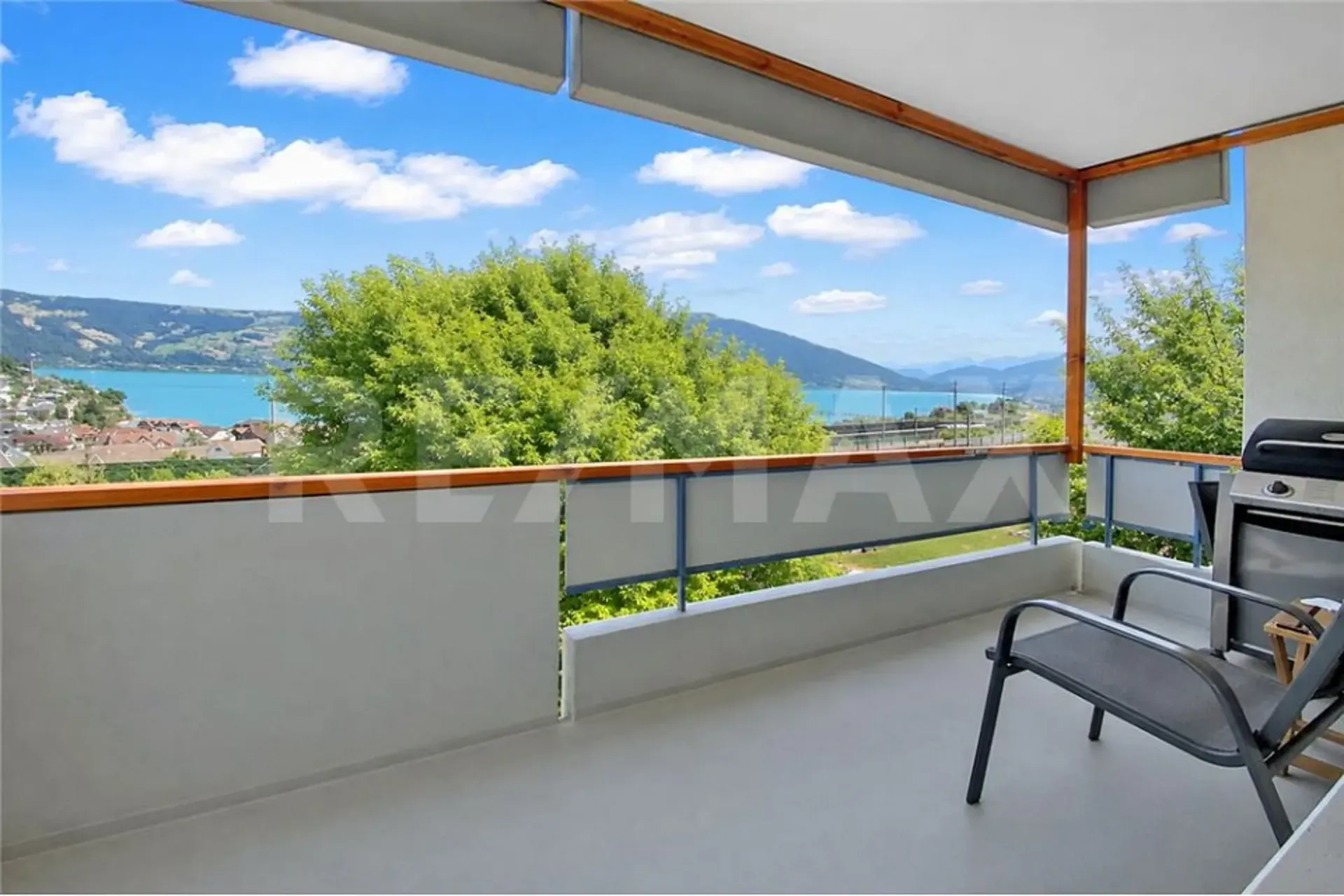 Grosszügige 4 ½-Zimmer Wohnung mit 2 Balkonen und Sicht auf den Zugersee