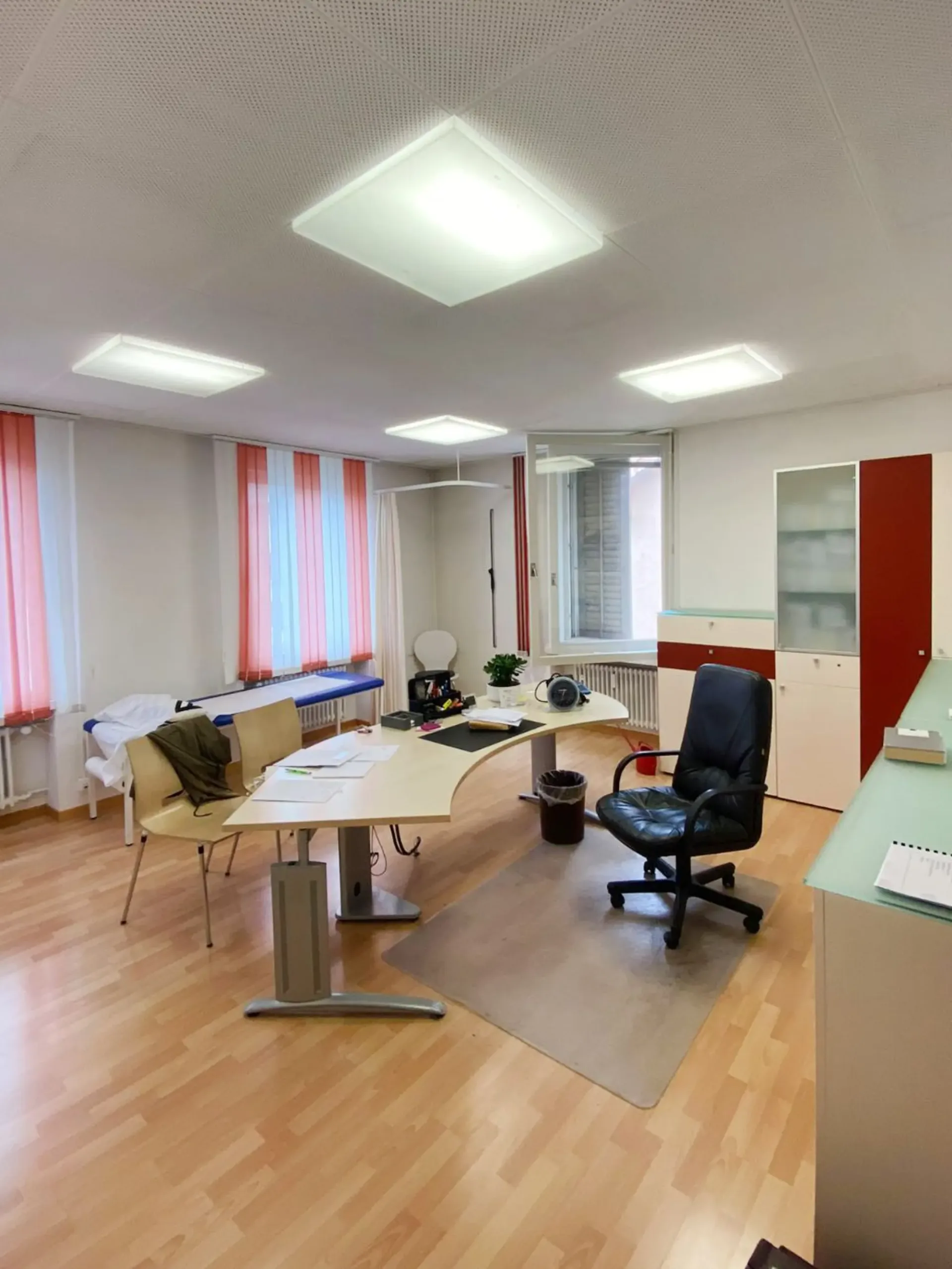 Ab sofort - Ehem. Hausarztpraxis, fünf hübsche Räume an attraktiver Lage für Büro, Praxis