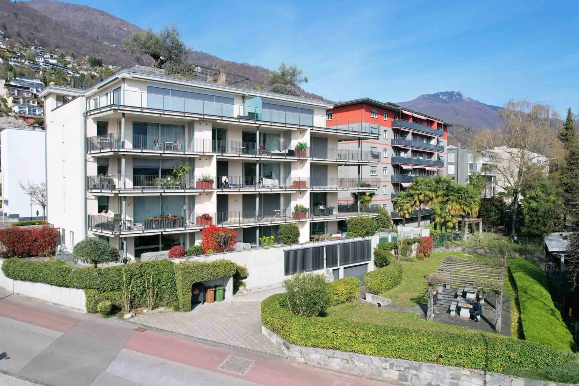 Appartement avec grande terrasse couverte dans un quartier commode et stratégique
