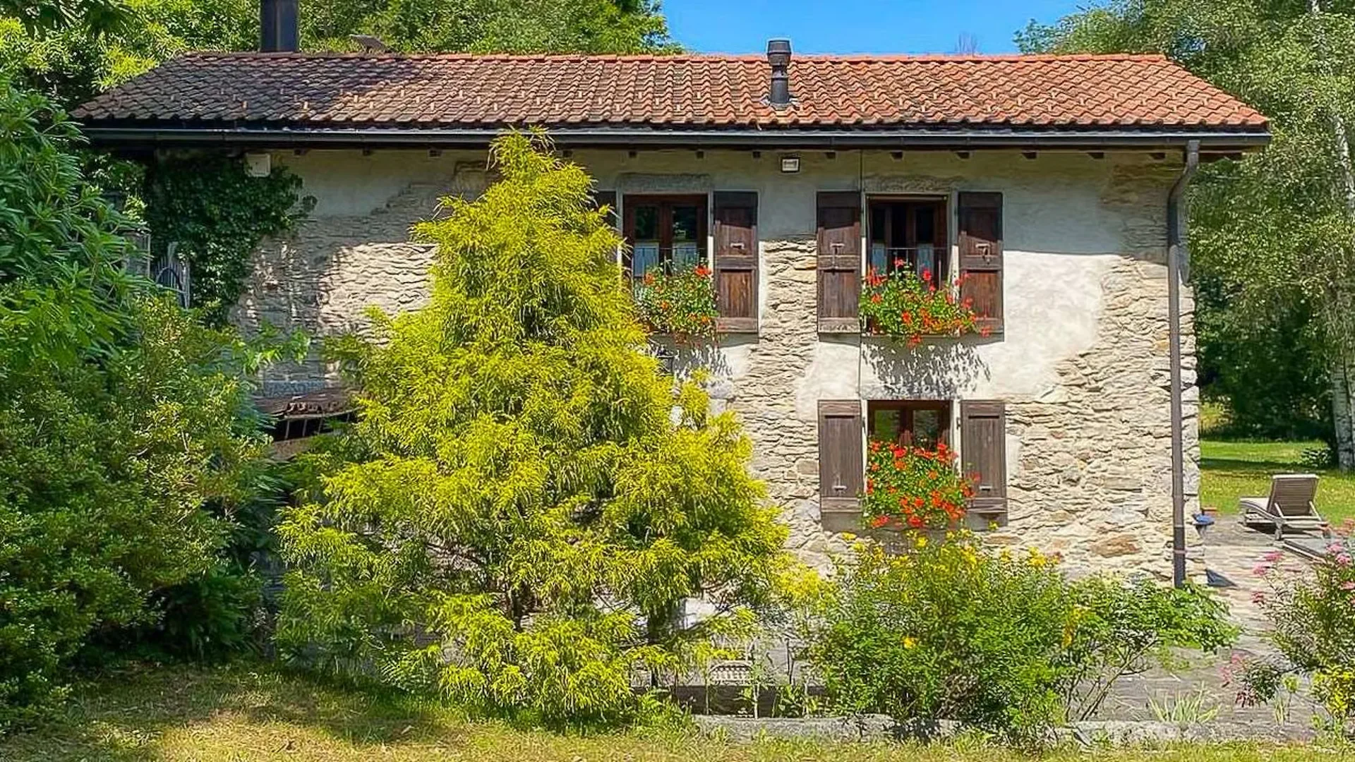 Schönes rustikales Nebenhaus mit großem Grundstück