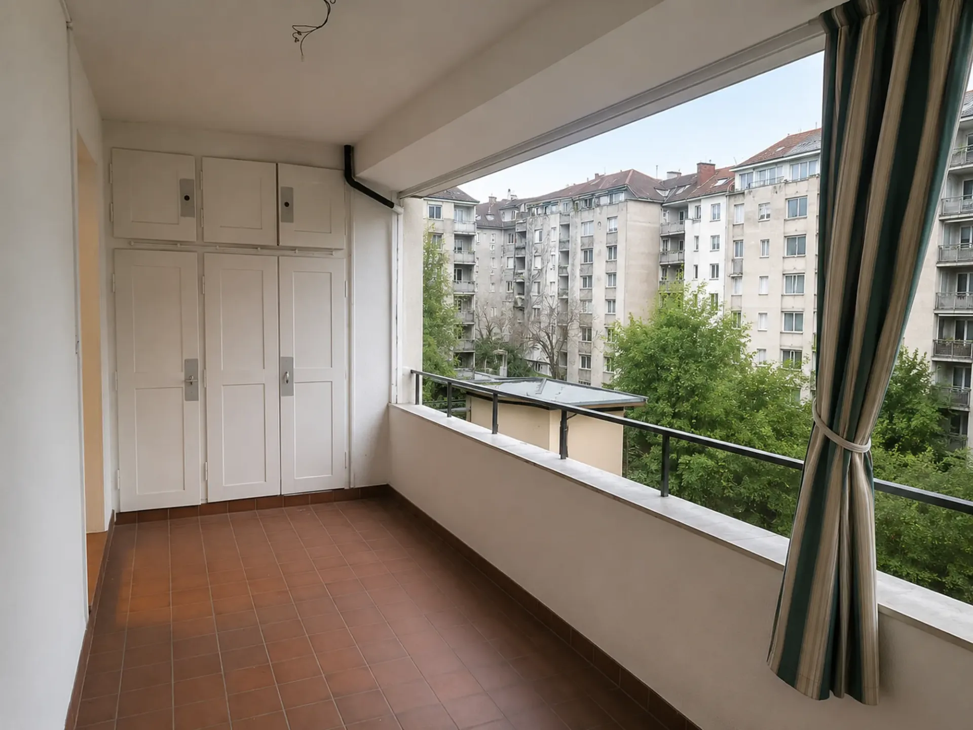 Beautifully renovated 2-room apartment in a central location with a large balcony