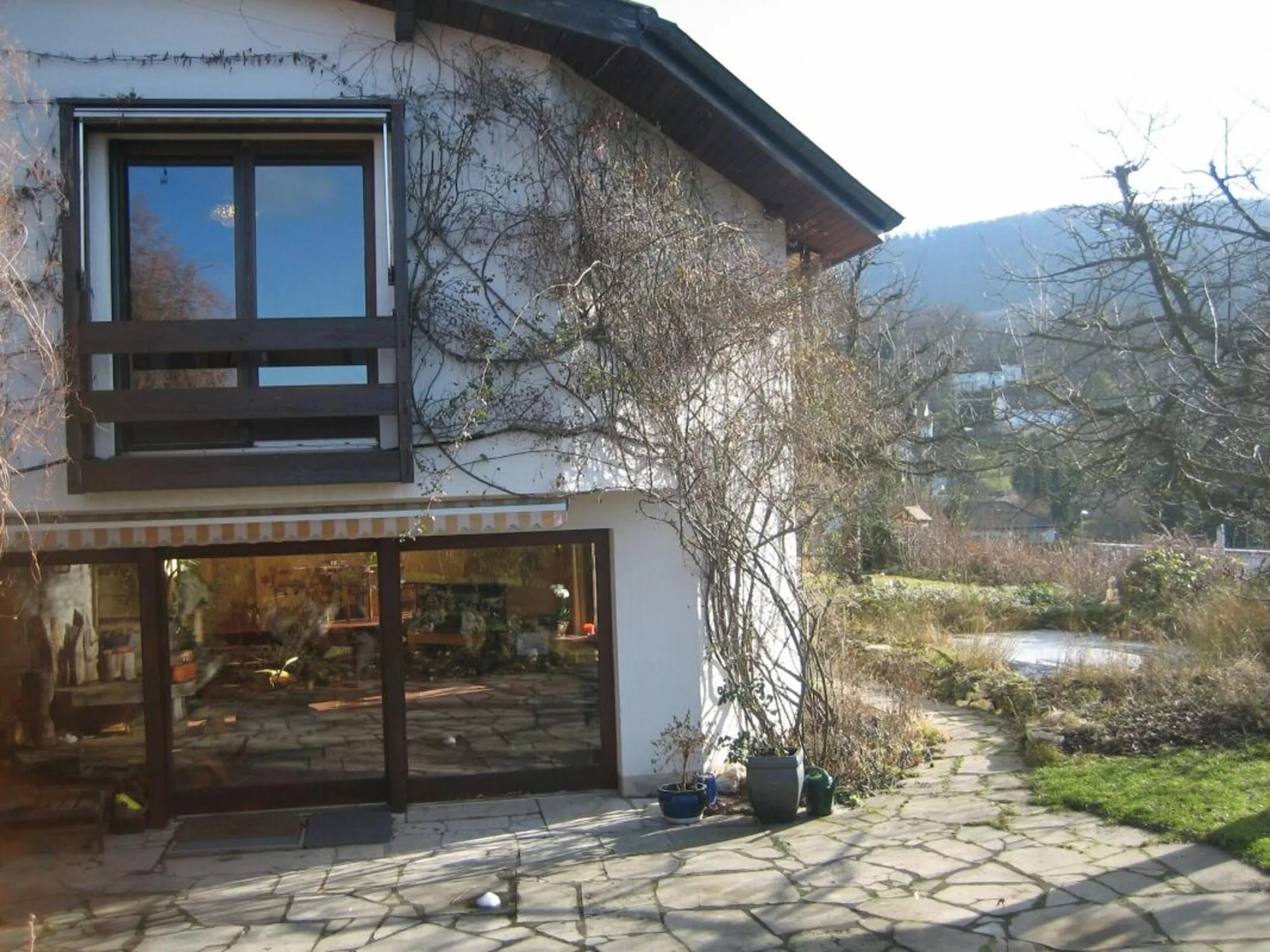 Grosszügiges EFH mit 2 Einliegerwohnungen, Parkplätzen, Weitsicht & Garten in Toplage