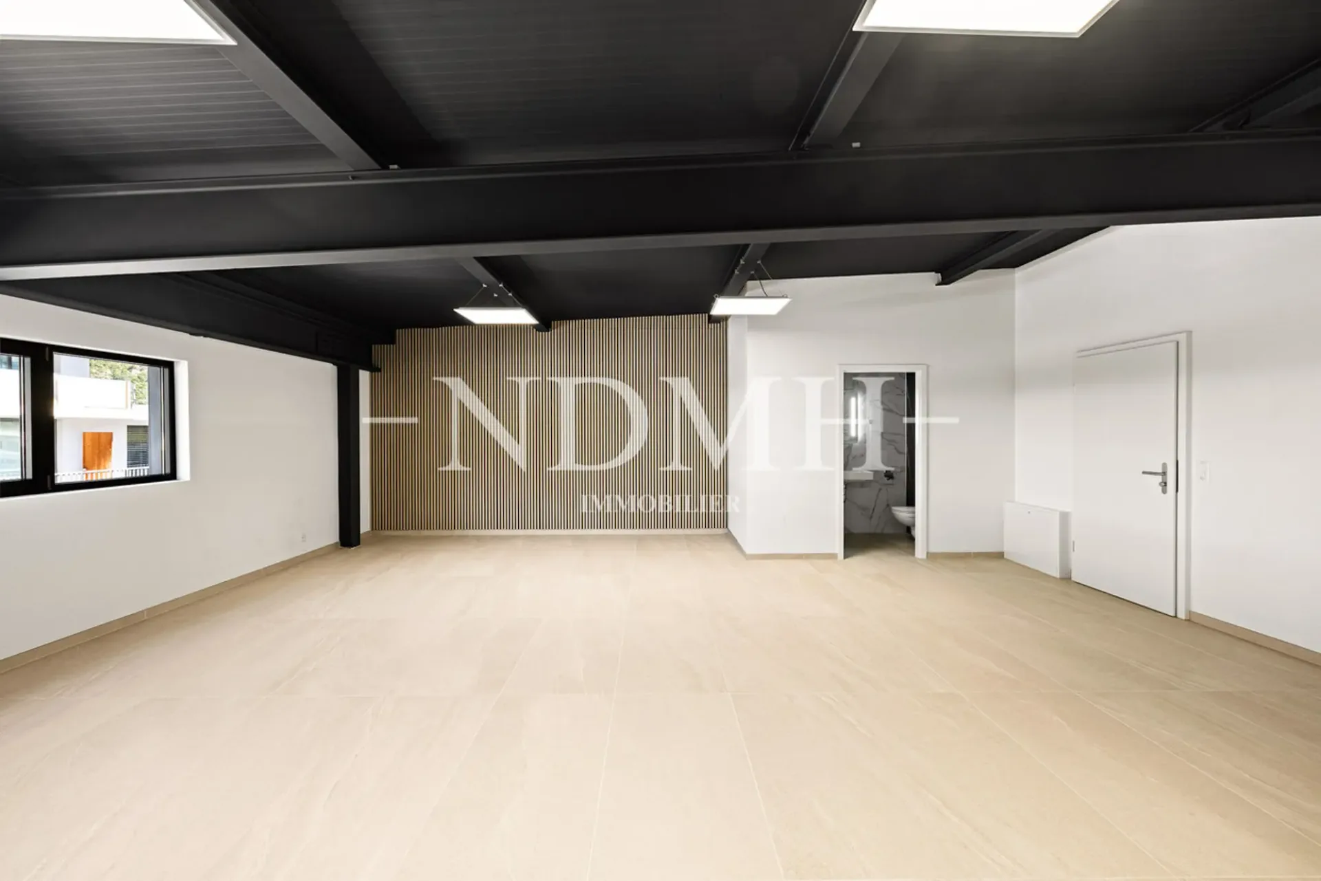 Helles und modulierbares Gewerbezimmer in Gewerbezone