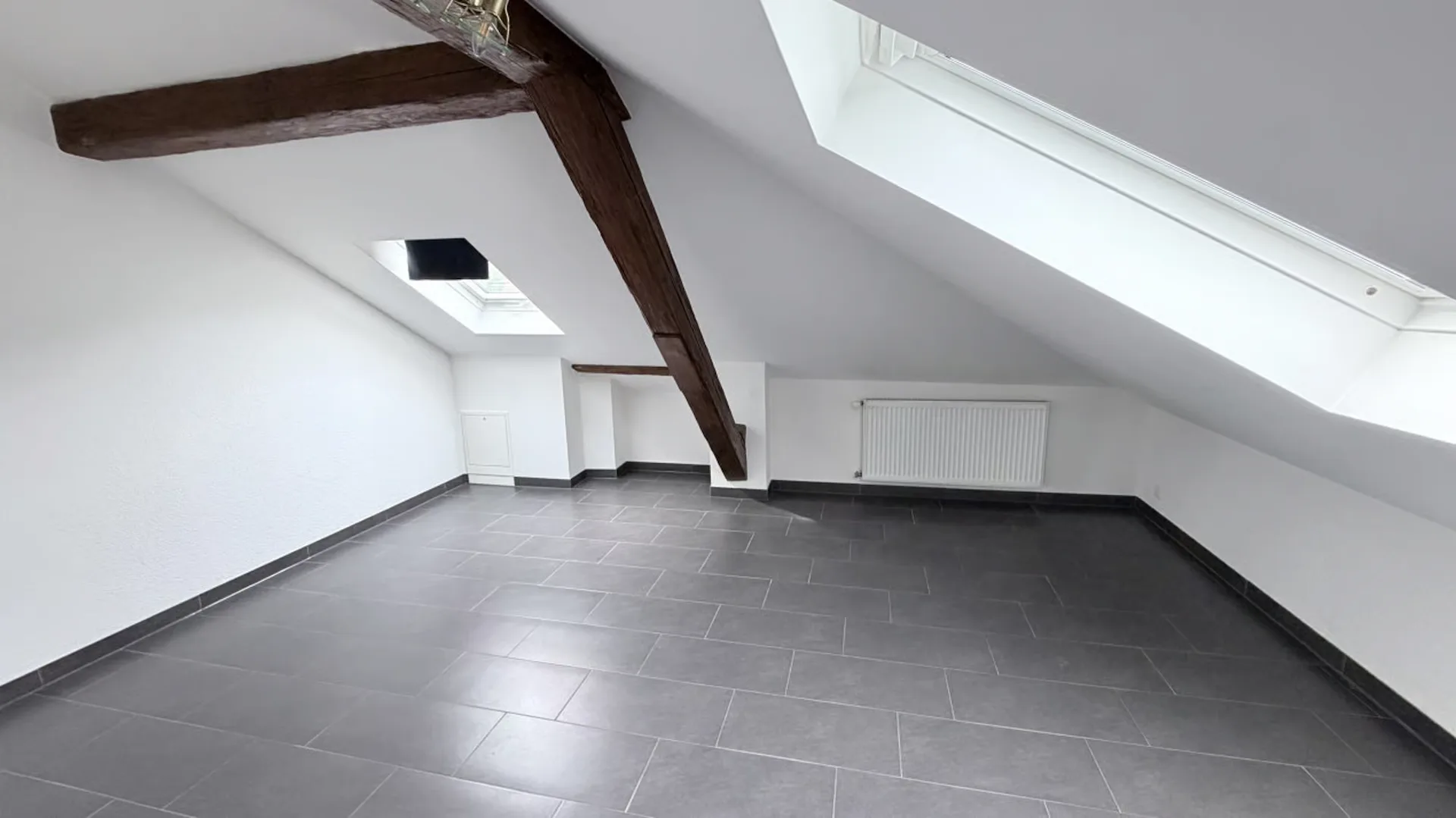 Schönes Dachloft von 52 m² mit sichtbaren Balken - Orbe