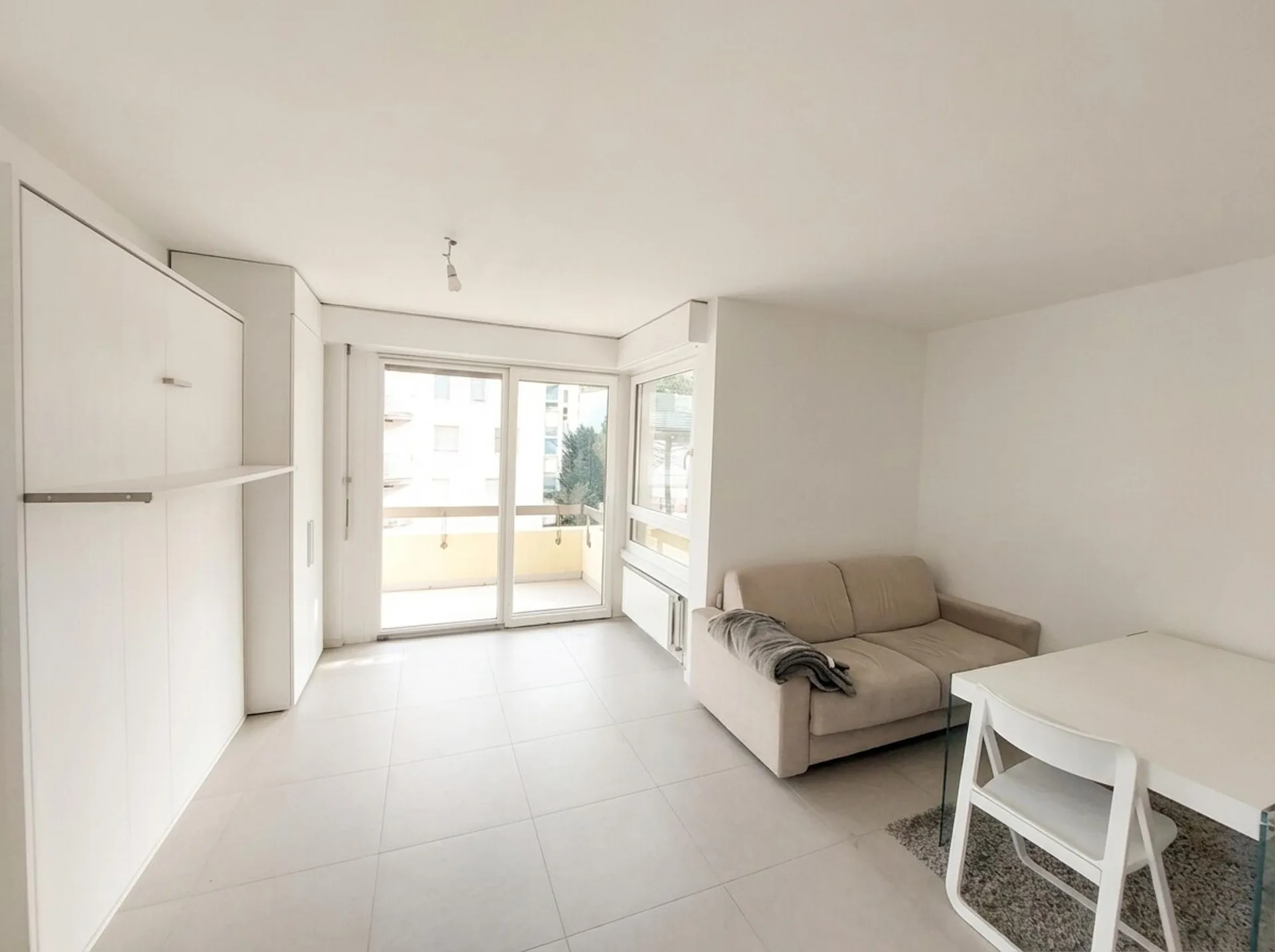 Moderne und helle Einzimmerwohnung mit Balkon in Paradiso