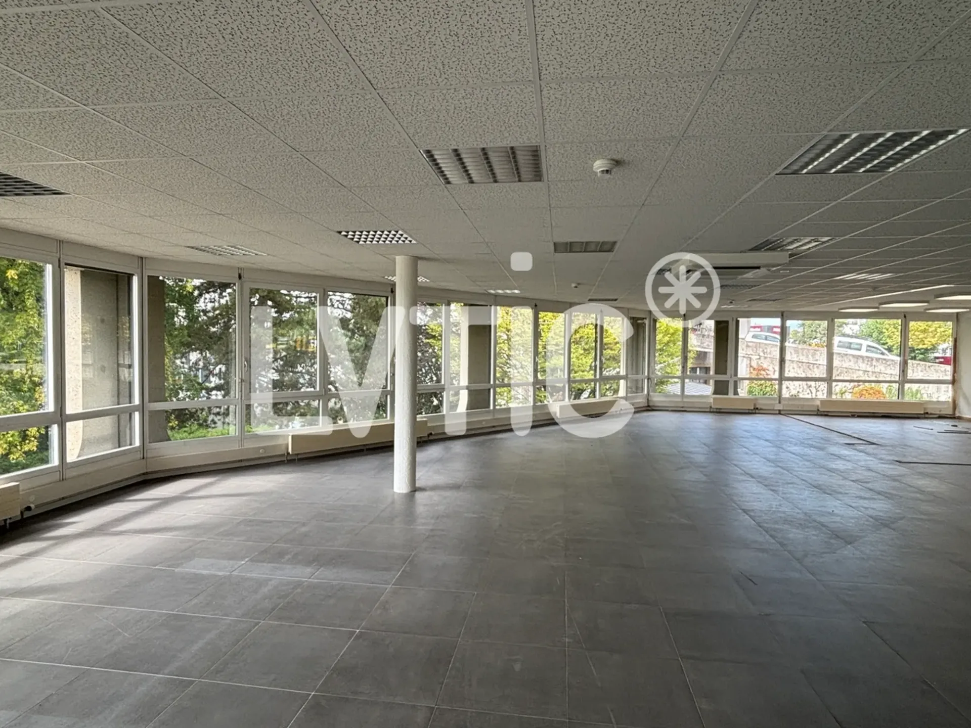 Showroom, Räume, Büros von 640 m2 zur Miete in Crissier