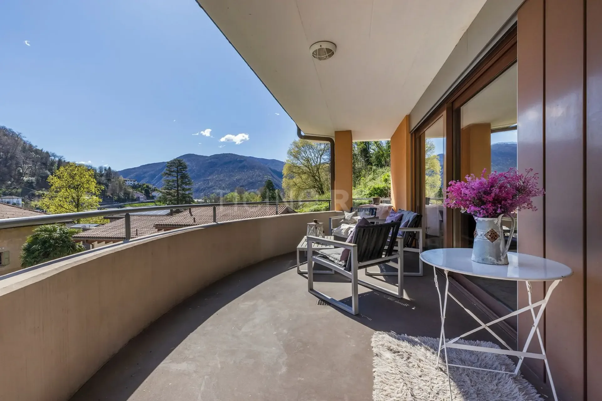 Villa am See in Figino – Privatsphäre, Natur und Möglichkeit einer Zweifamilienhaus zu wenigen Minuten von Lugano