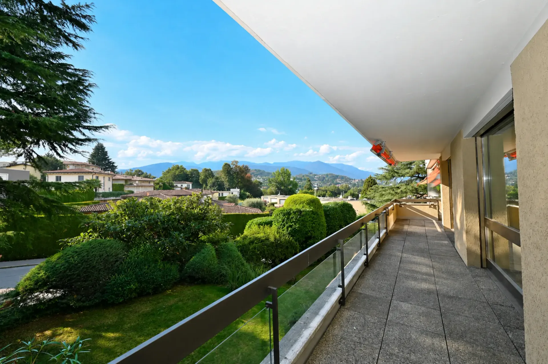 Appartamento Rinnovato con Terrazza e Piscina Condominiale