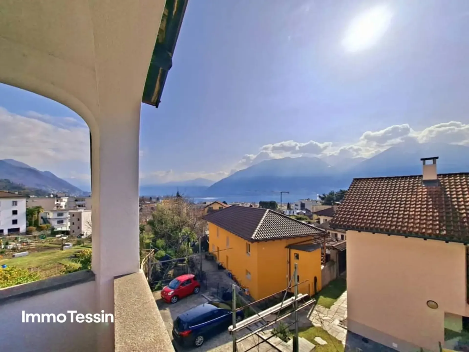 RENDITE: Haus mit 3 Wohnungen an top Lage, mit Seesicht, Innenpool & grossem Garten