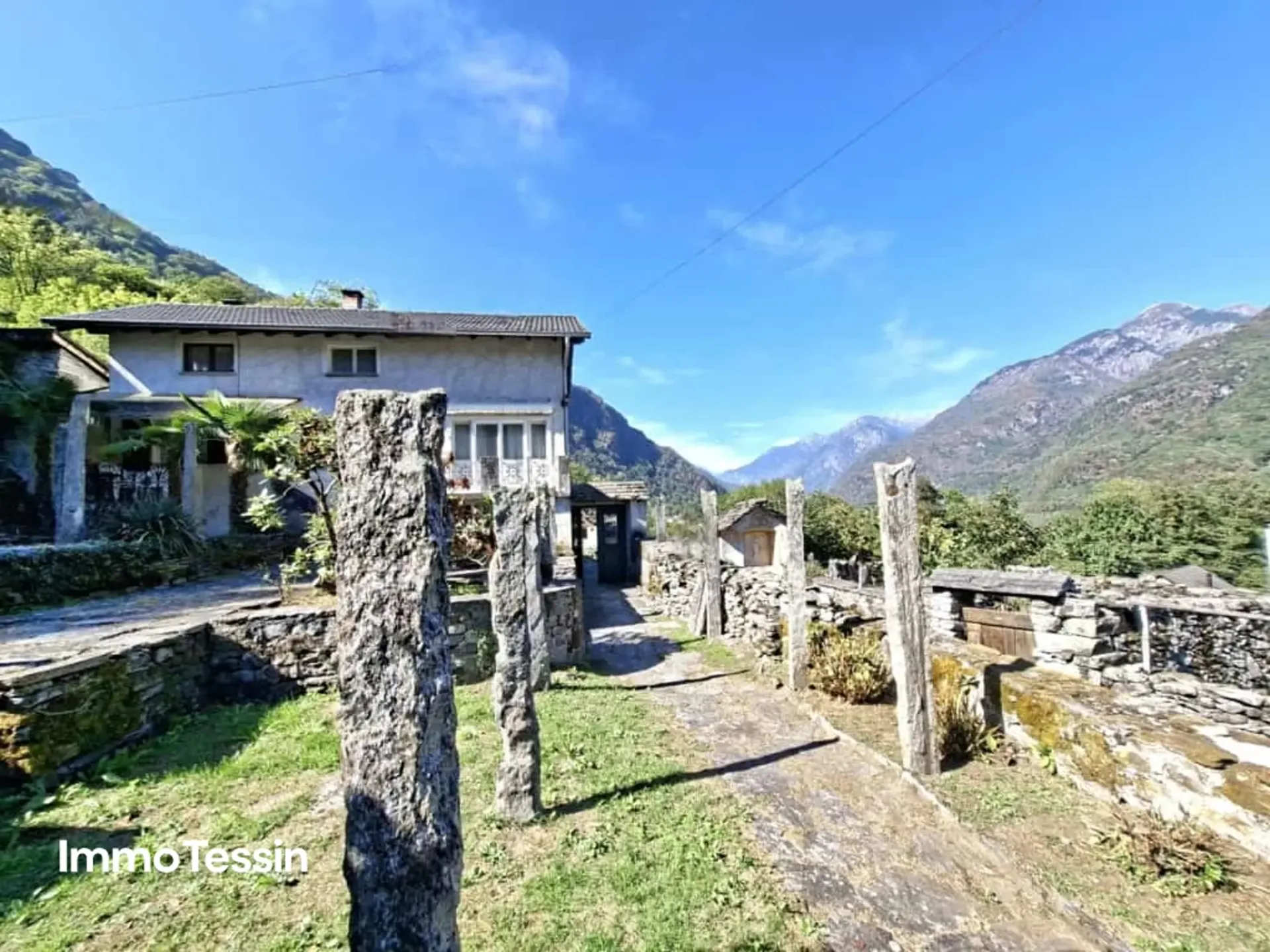 Maggiatal: Charming & large Rustico with a dreamy garden and a far-reaching view into the Maggiatal
