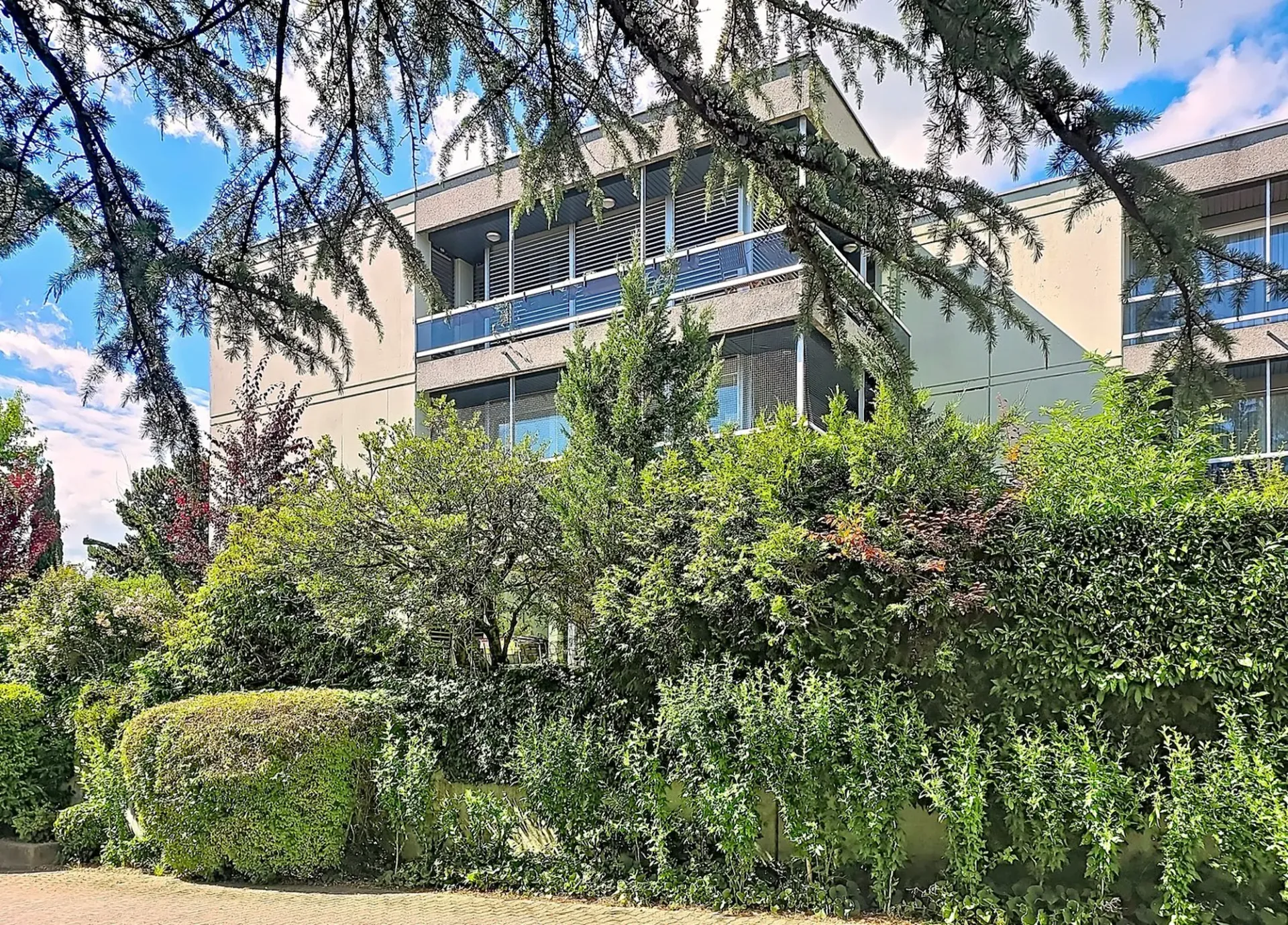 Appartement von hohem Standard in ruhiger Lage in einem privaten, baumgesäumten Gebiet – St-Sulpice (VD)