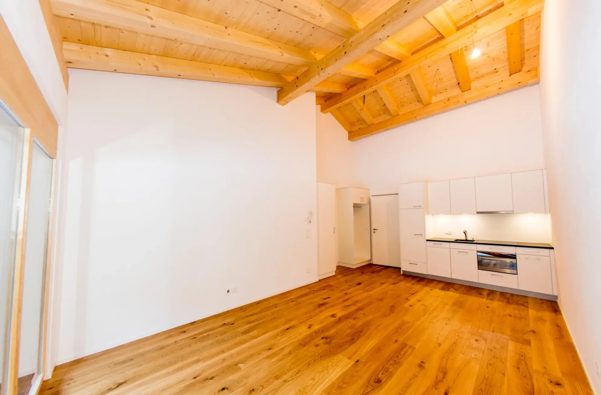 Appartement au bord de la rivière et de la lisière de la forêt avec parking extérieur