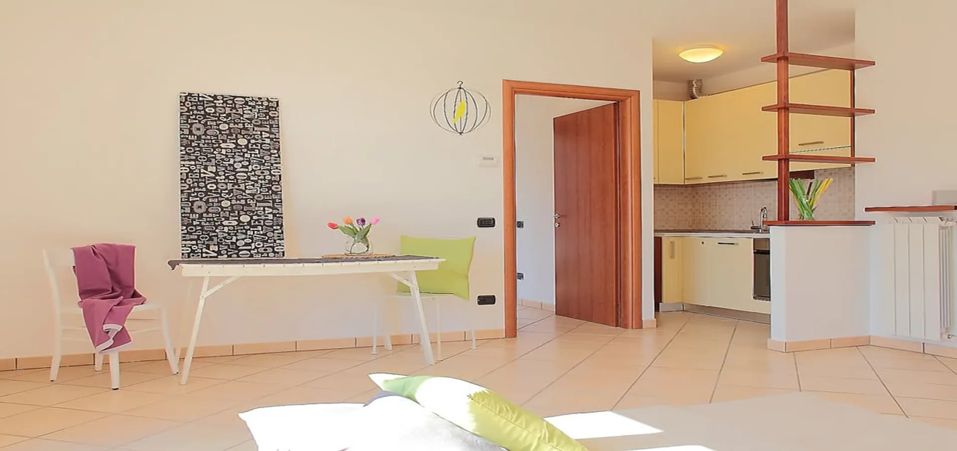 Galliate Lombardo in kleiner Residenz, letztes Stockwerk, geräumiges Zweizimmerapartment mit Garage.