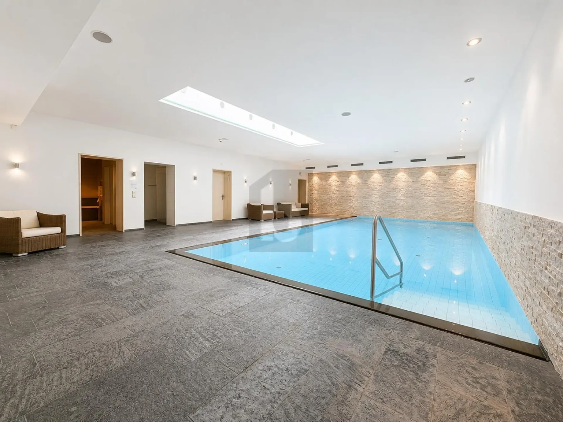 EXKLUSIV! NAHE AM RHEIN UND KUNSTMUSEUM MIT POOL