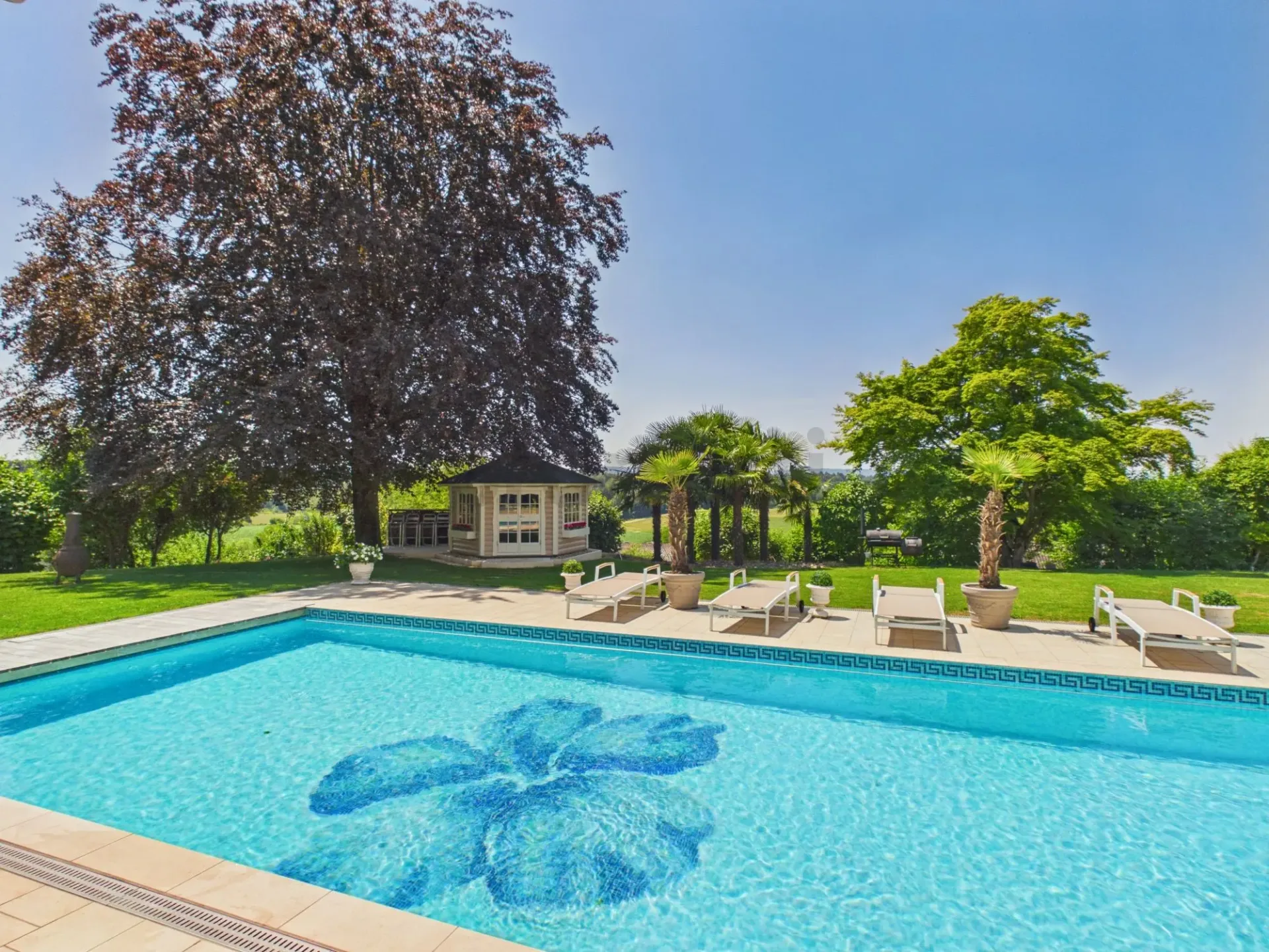 Exklusive Villa mit grandiosem Pool und unverbaubarem Panoramablick
