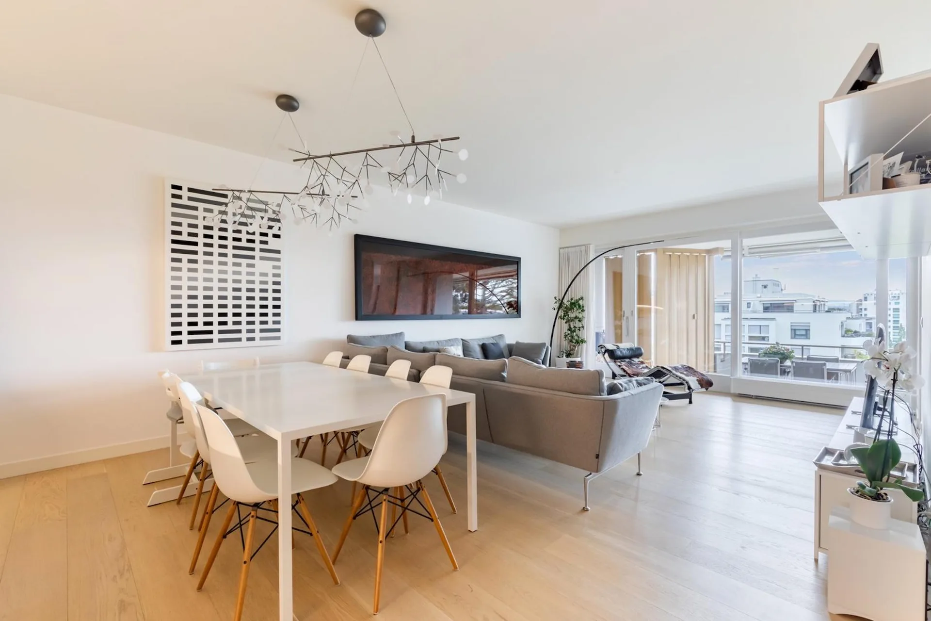 Spacious 5-room apartment with balcony in Genève-Champel